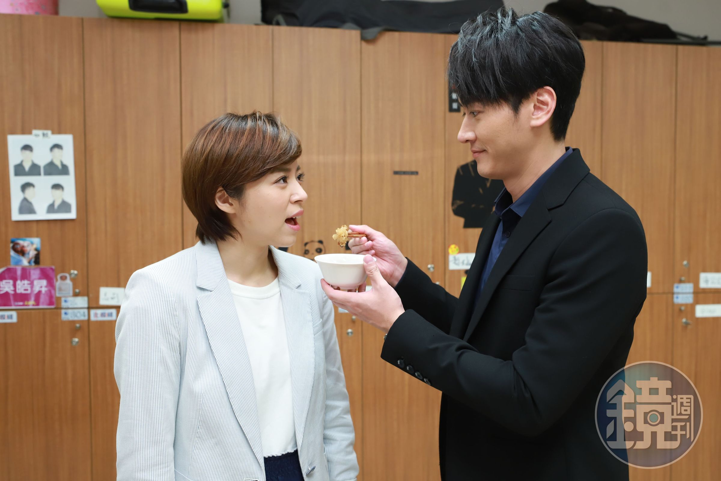 馬俊麟親送彌月油飯到民視，還餵戲裡的女友王瞳多吃幾口。（民視提供）