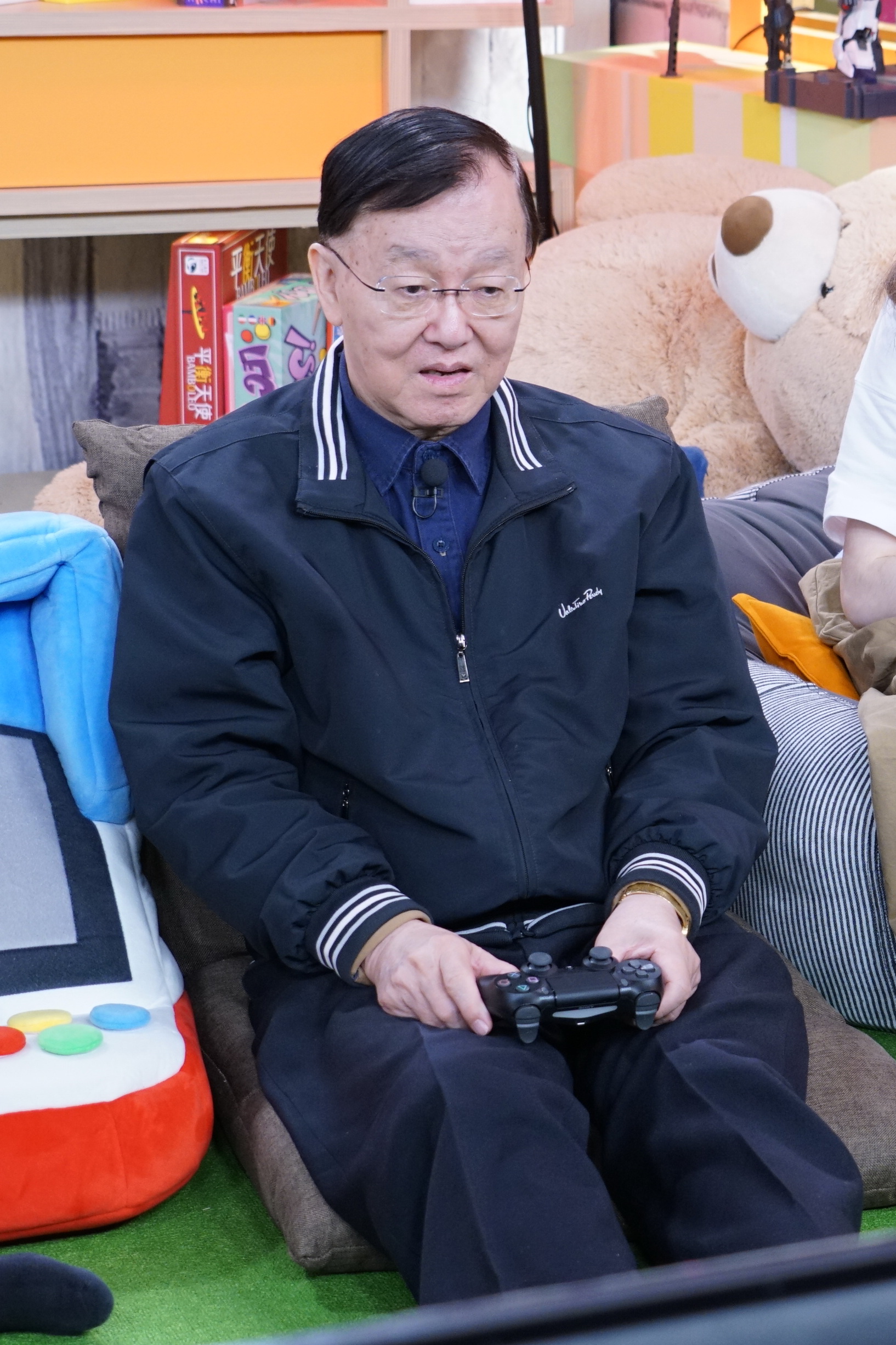盛竹如第一次打電動很緊張也很興奮。(狼谷娛樂提供)