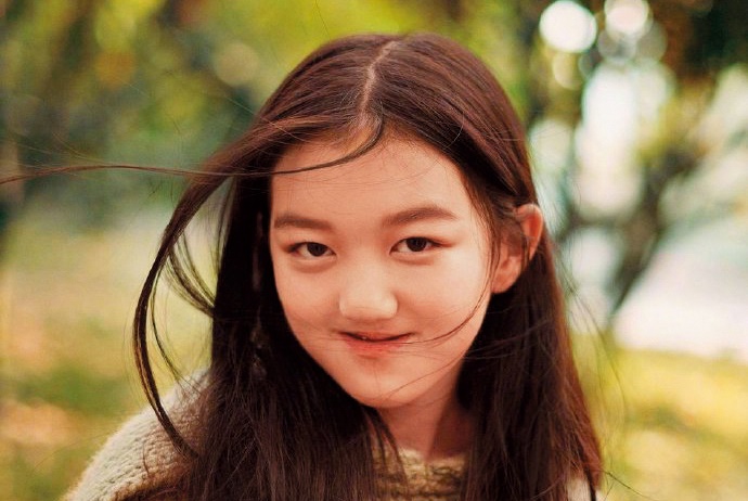 王菲的女兒李嫣在媽媽的陪伴下，享受過豪奢血拚之旅。（翻攝微博）