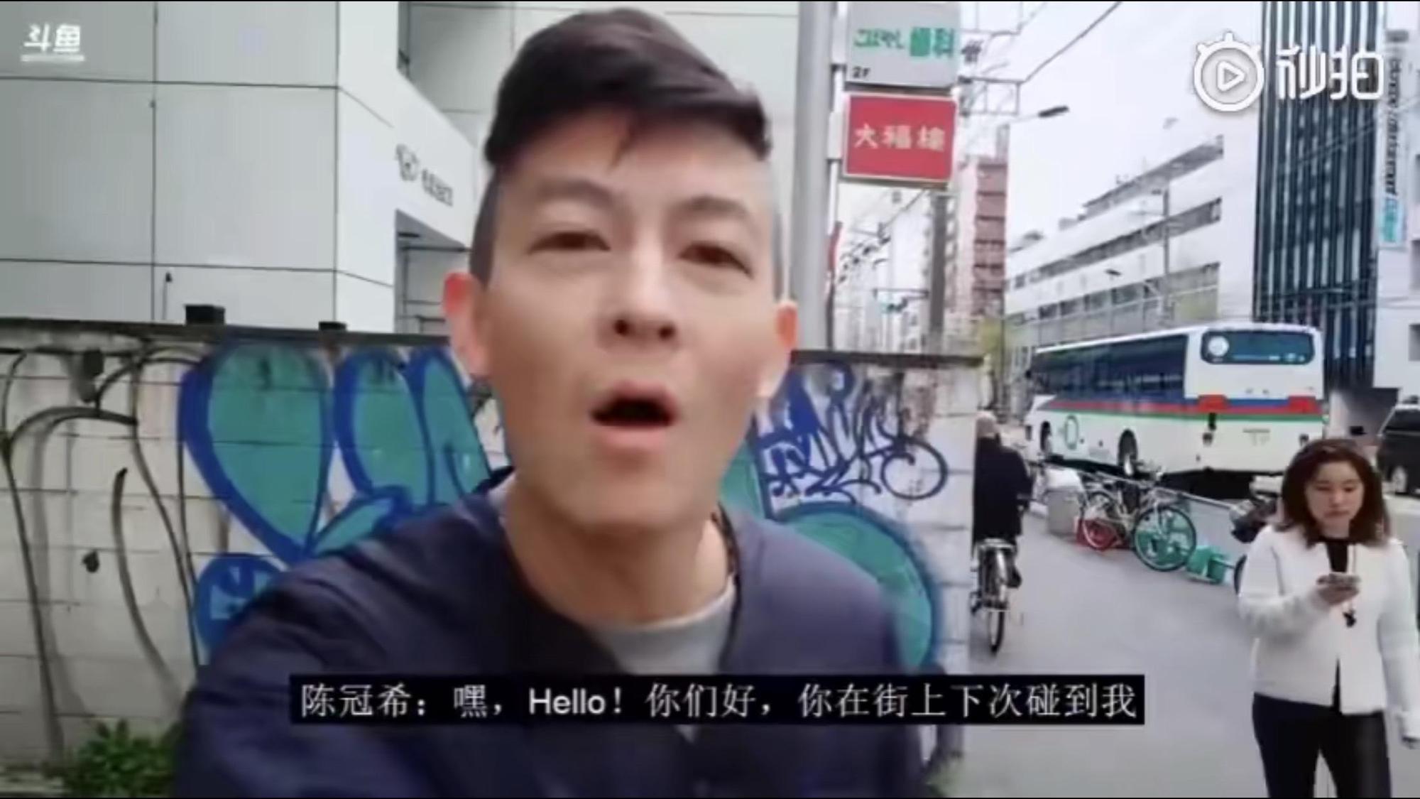 陳冠希對著鏡頭,要直播主別打擾他與女兒的時光。(翻攝秒拍)