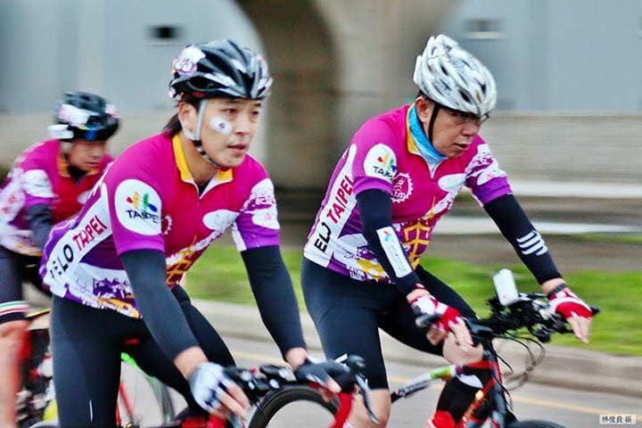 張居財（左）靠騎單車戒斷安眠藥，圖為他參加柯P舉辦一日北高單車挑戰。（張居財提供）