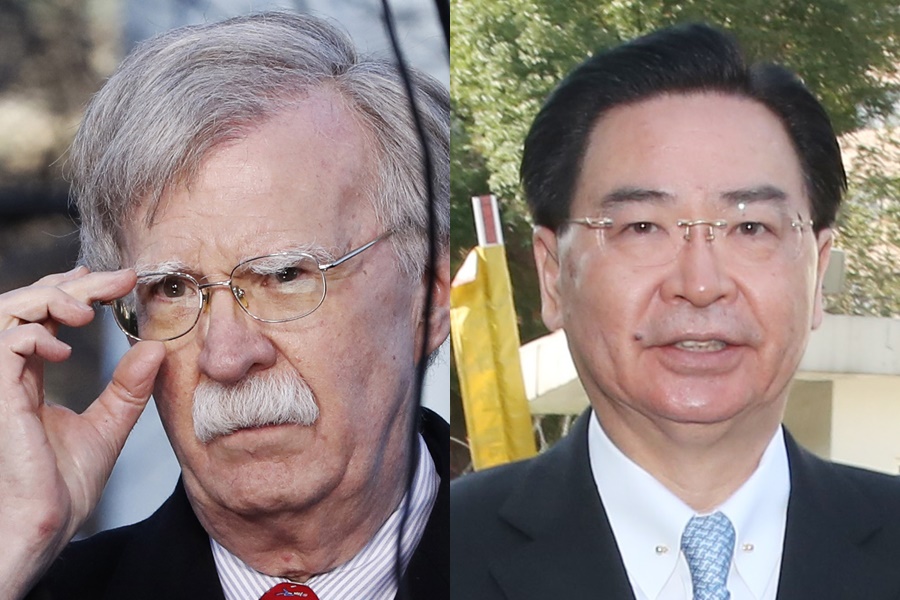 美國國家安全顧問波頓（John Bolton）（左）在推特上發文批評中國軍機的挑釁行為，更聲名美方支持台灣的決心；外交部長吳釗燮也在推特上回應，強調投降不會是台灣的選項。（東方IC）