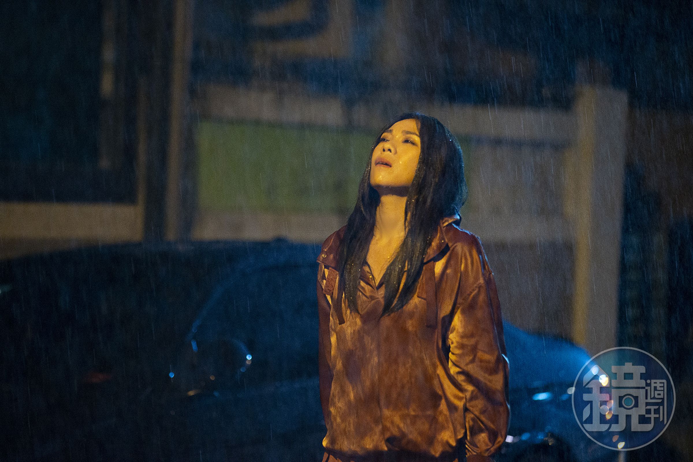 蔡健雅拍攝〈遺書〉MV挑戰一鏡到底，還得在大雨中多次淋雨。（環球提供）