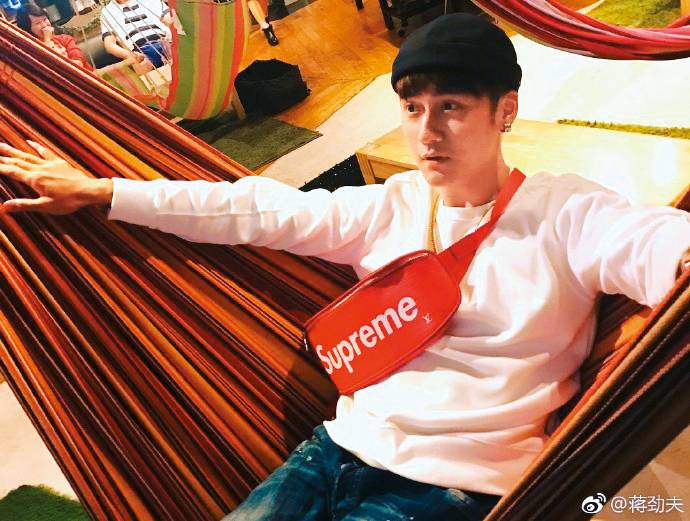 蔣勁夫曾被譽為「胡歌接班人」,但因為近年沒有突出作品,加上鬧出家暴案,讓他重返演藝圈之路備加困難。(翻攝自蔣勁夫微博)