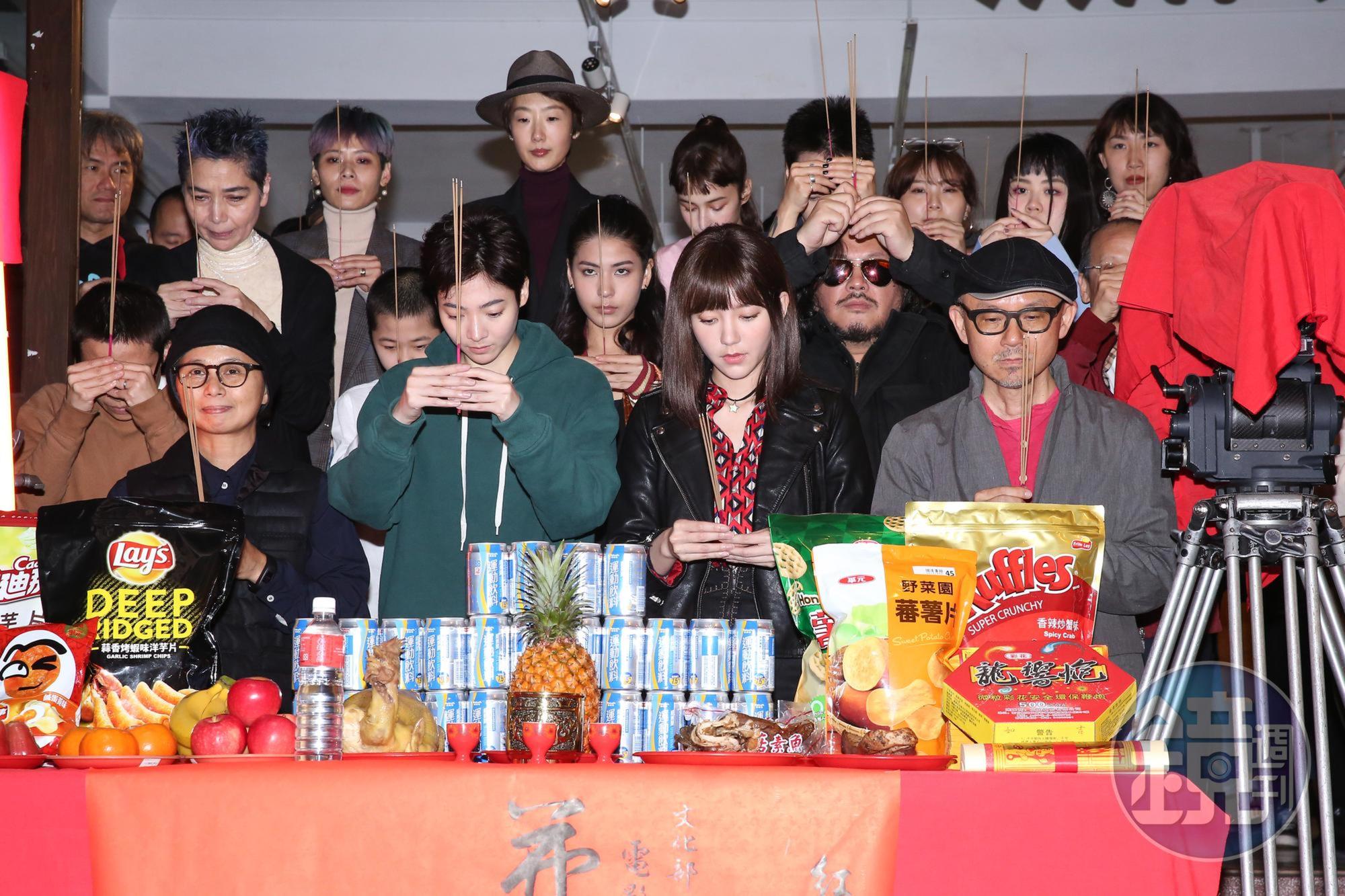 《花咲了女孩》2日中午開鏡,導演陳宏一、魏瑛娟率領劇組上香祈求拍攝順利。