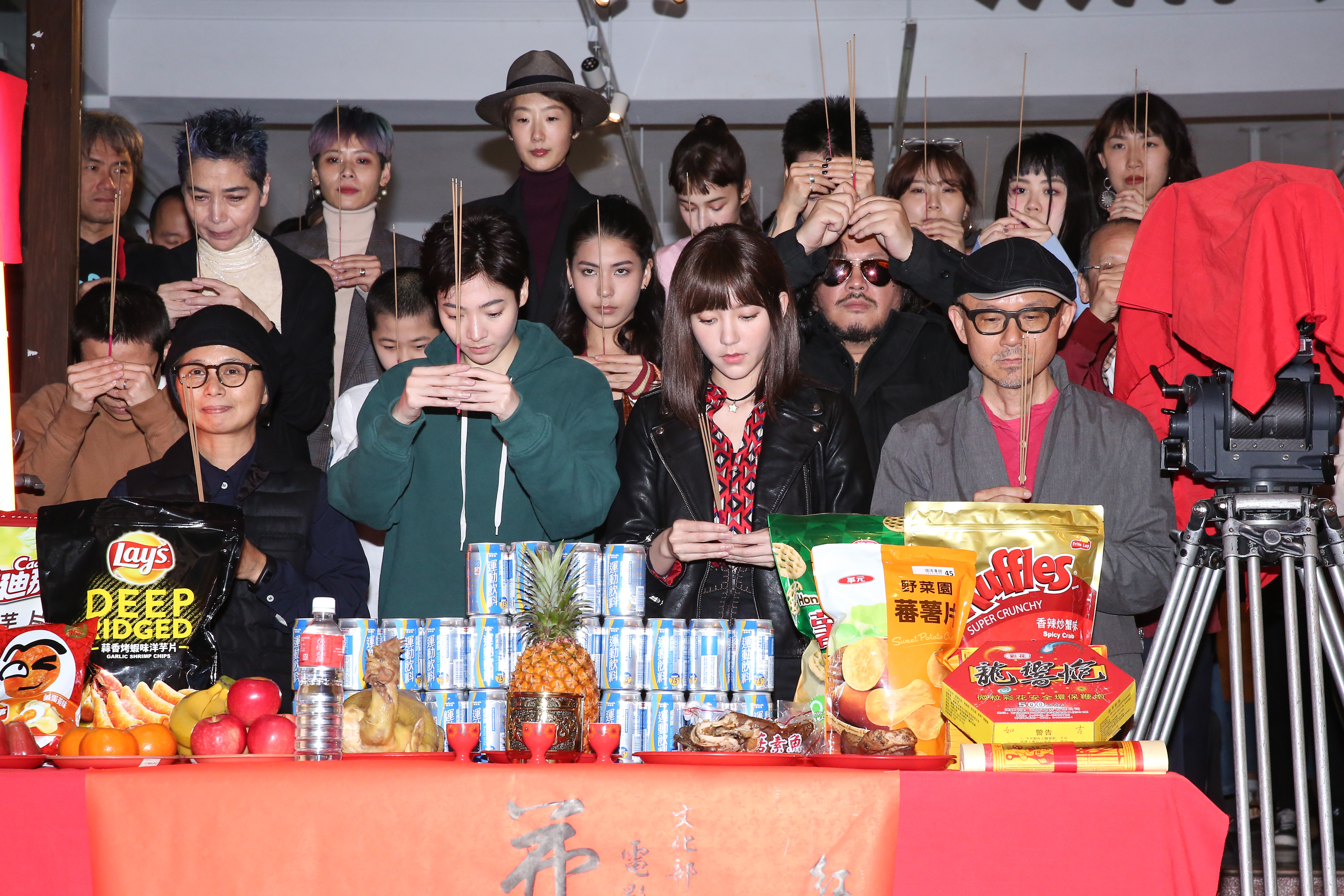 《花咲了女孩》2日中午開鏡，導演陳宏一、魏瑛娟率領劇組上香祈求拍攝順利。