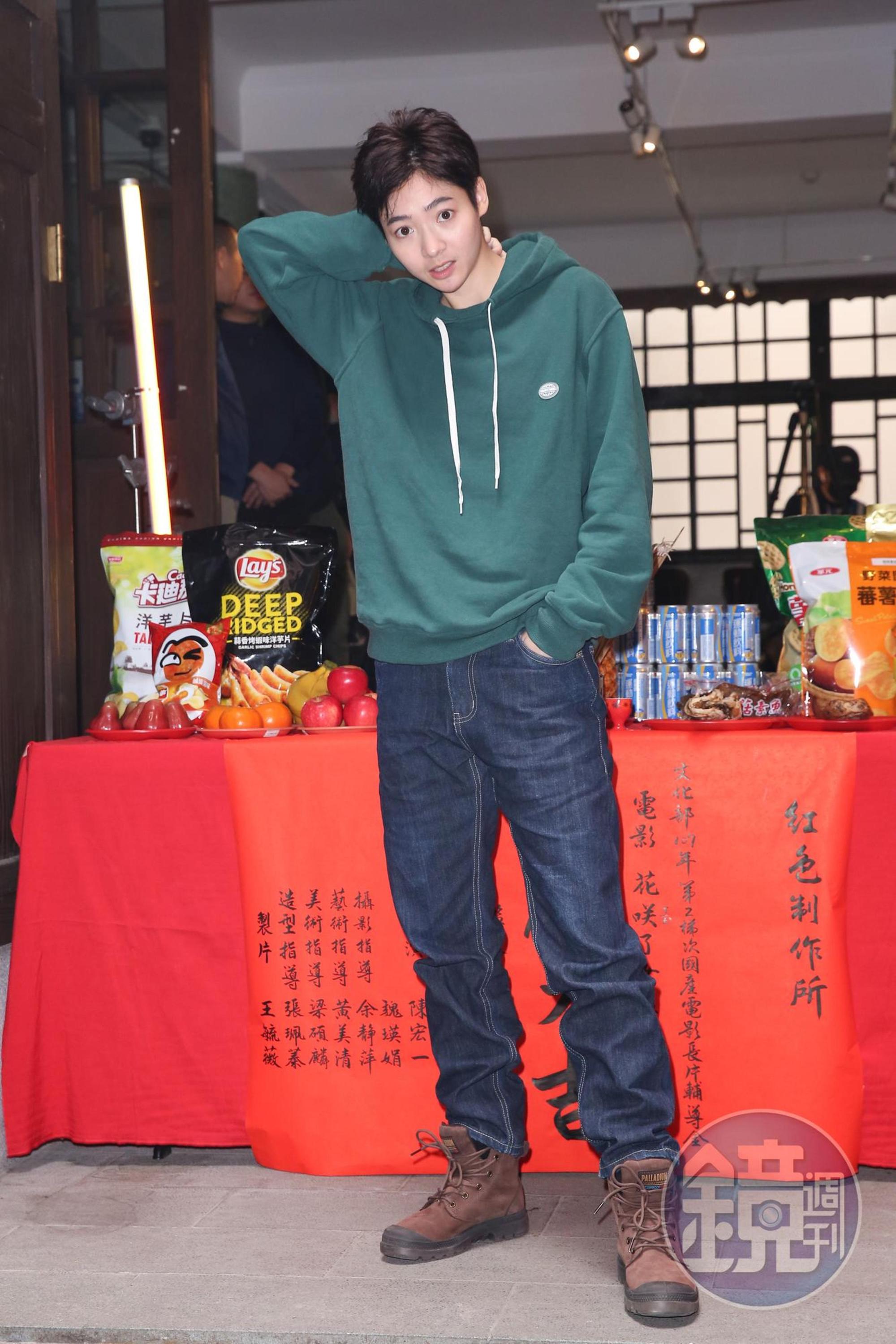 謝沛恩的男裝造型讓她完全變成花美男,她甚至連動作語氣都十足像是男生。