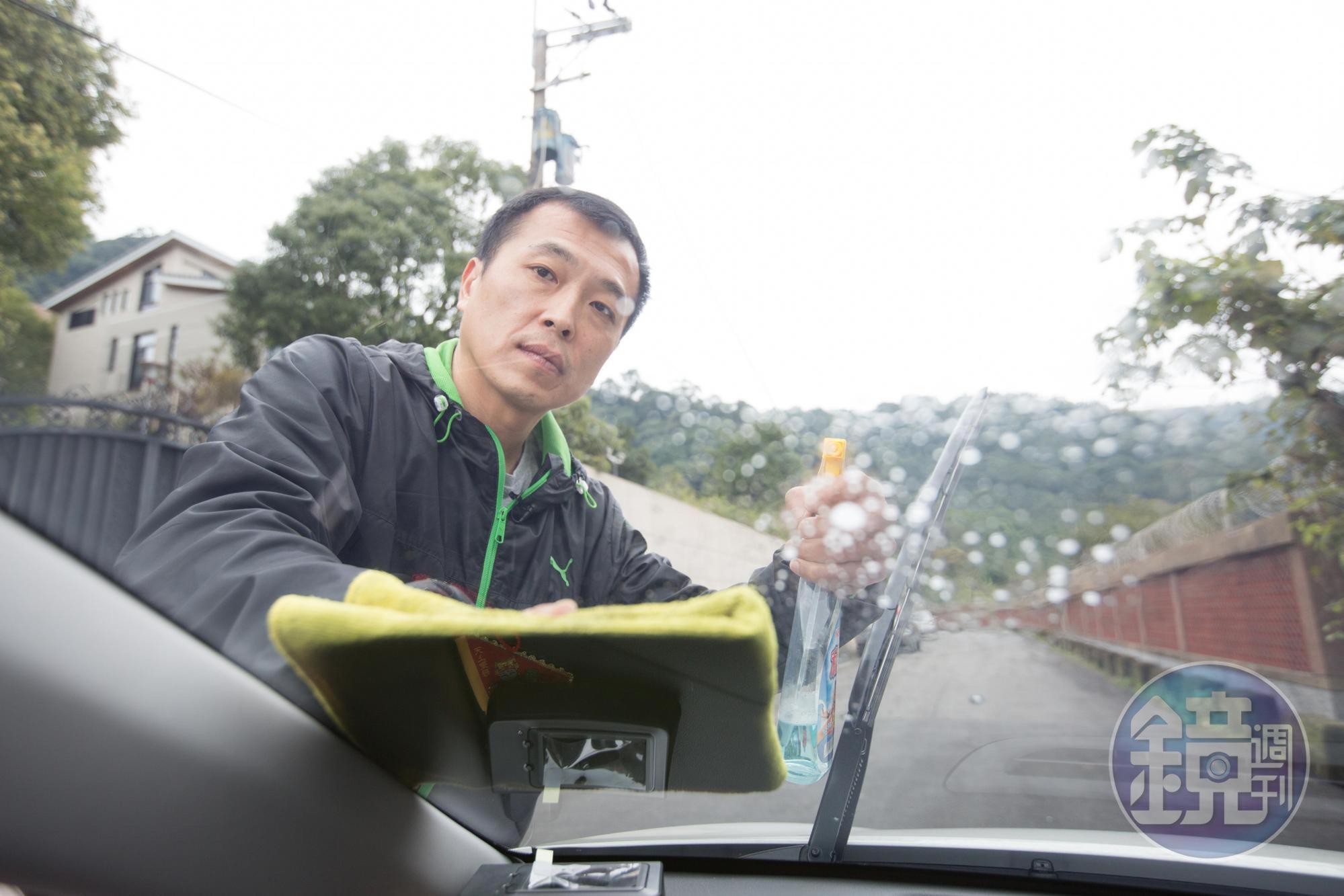 為了給顧客更舒適的乘車環境，張居財每天上線前都會把車窗玻璃擦亮。
