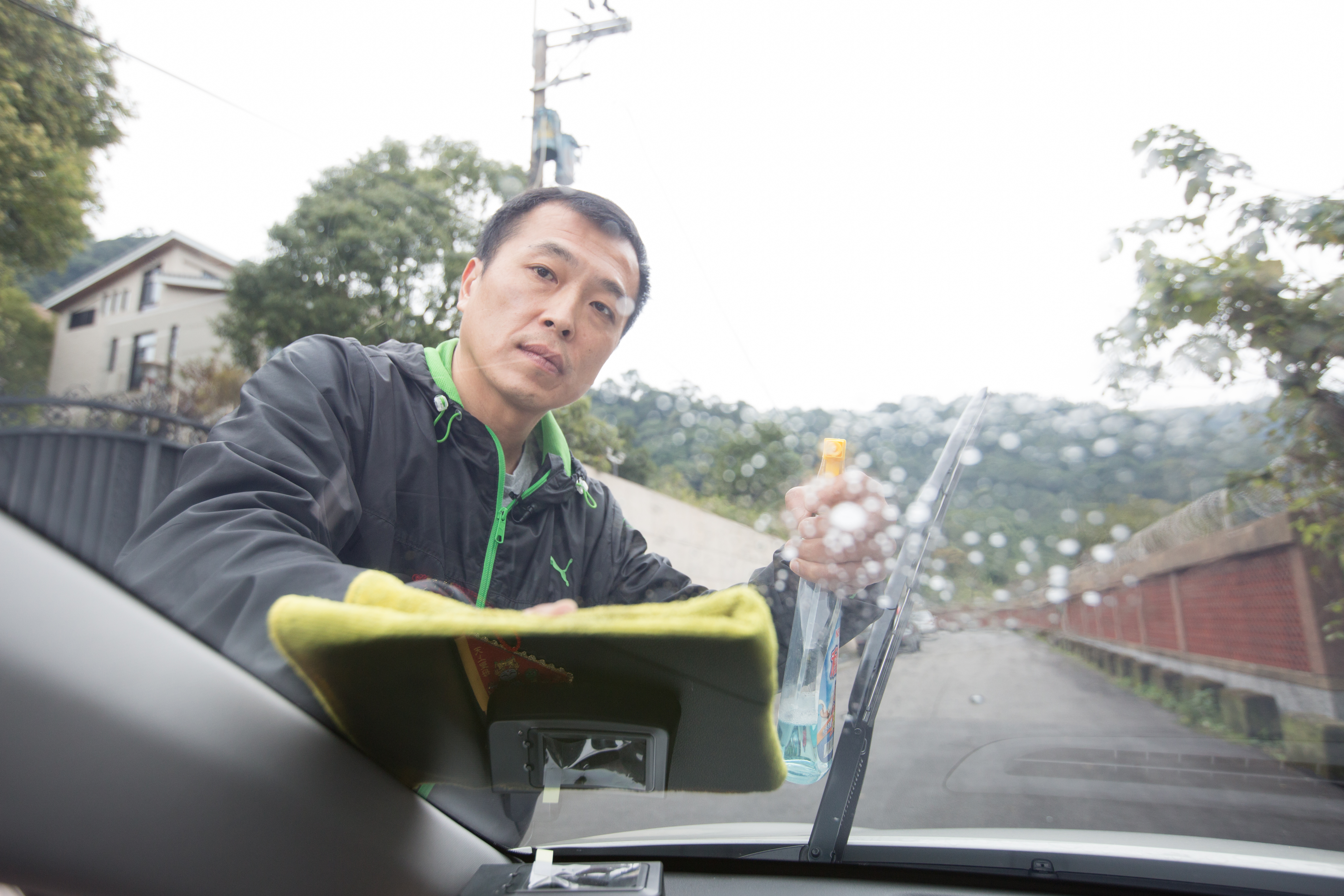 為了給顧客更舒適的乘車環境，張居財每天上線前都會把車窗玻璃擦亮。
