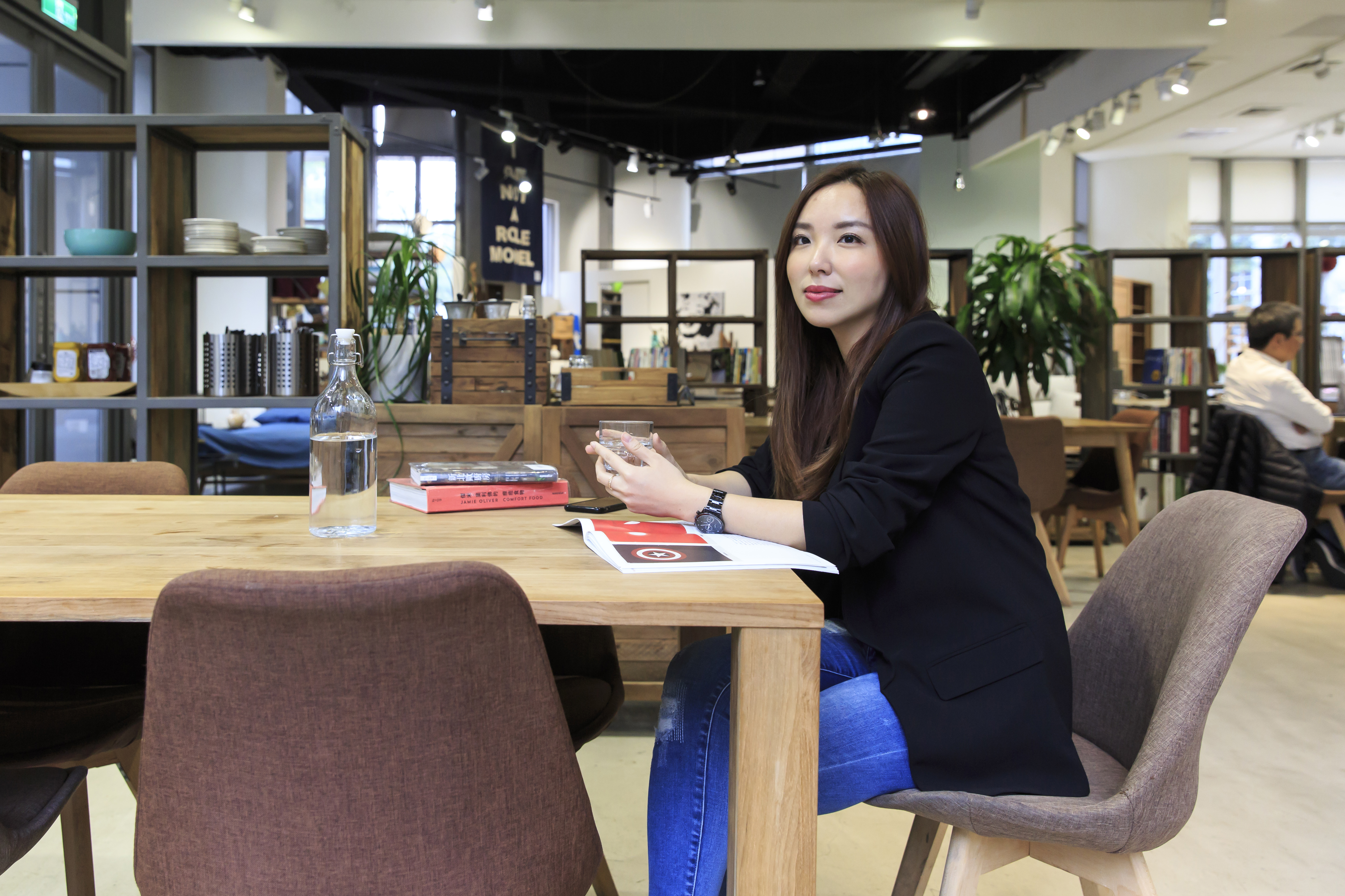 作家御姊愛點出單身最現實的問題是，無人陪伴、更沒人養，所以財務上要自立自強。