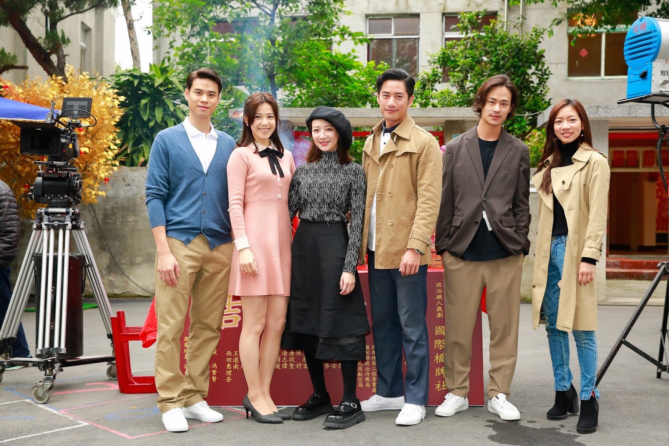 《國際橋牌社》開鏡今天在空軍三重一村舉行開鏡記者會。