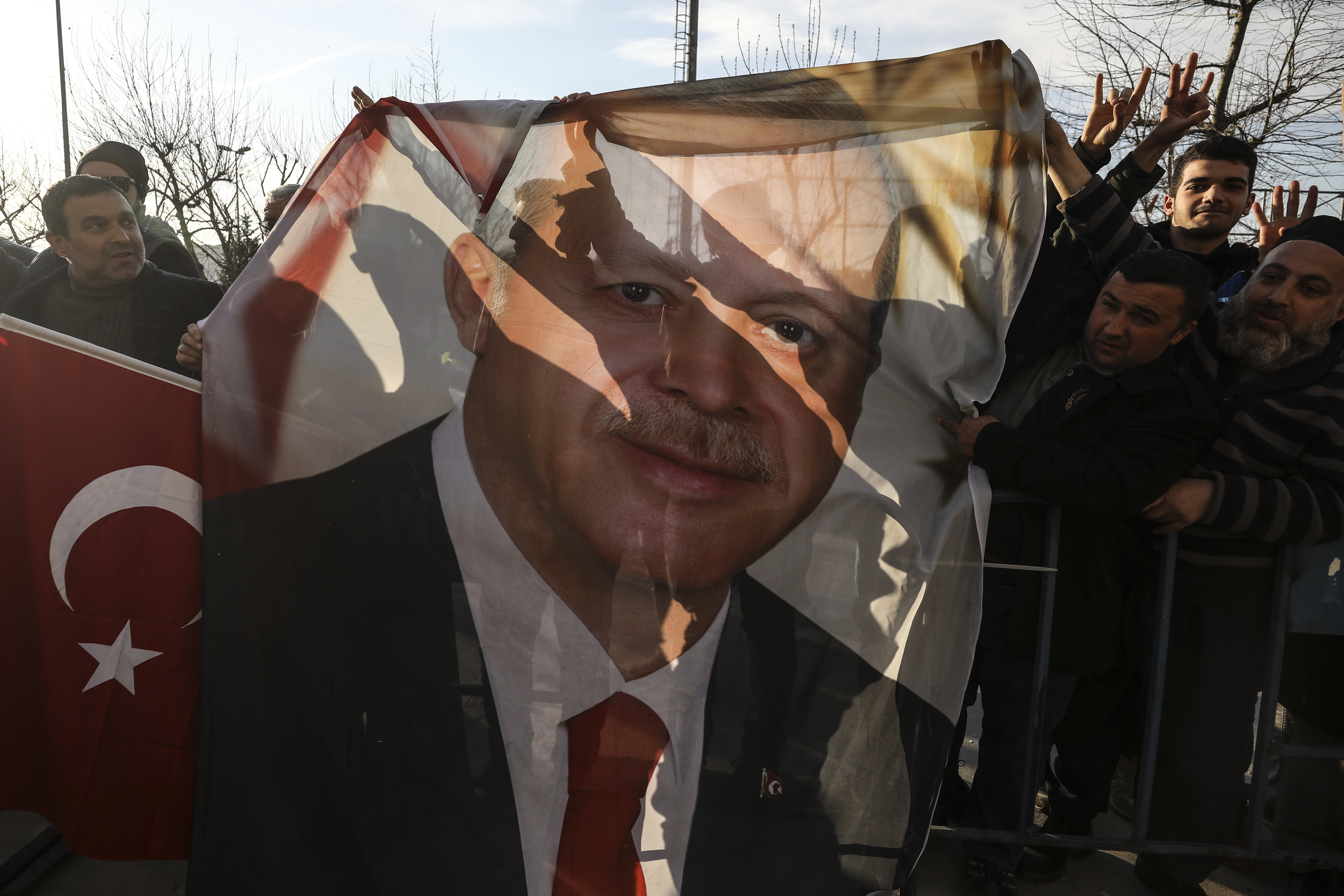 2019年4月1日，土耳其伊斯坦堡，民眾在執政黨總部外持總統厄多安巨幅肖像表達支持。（東方IC）