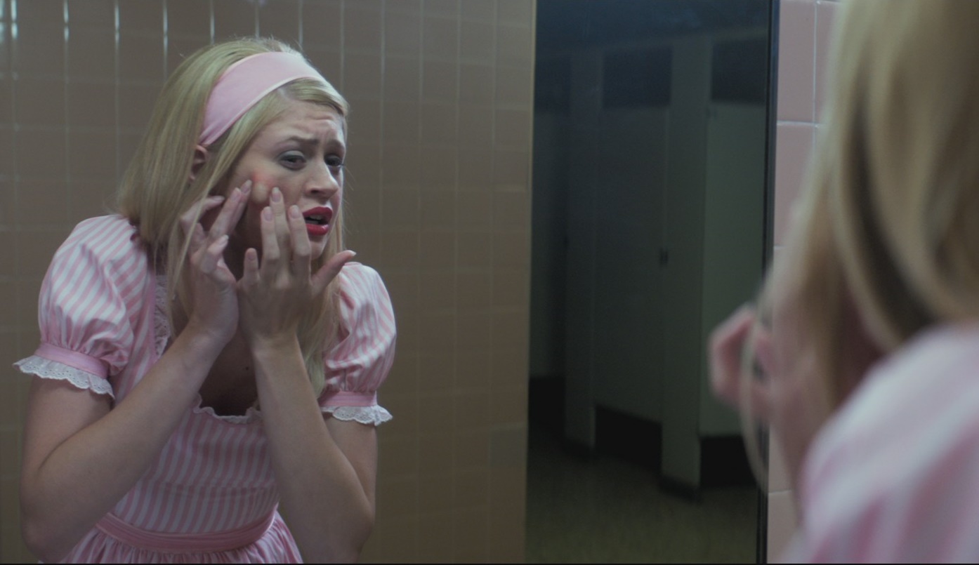 女孩的臉上長了一顆大膿皰,其實疑似被異物入侵。(甲上提供)