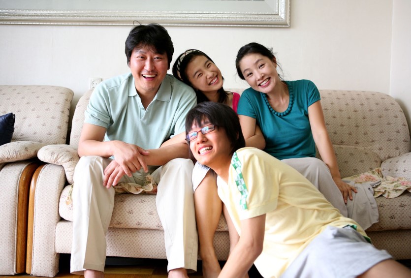 宋康昊(左一)家庭幸福美滿,兒子宋俊平及女兒宋珠妍都遺傳妻子(右一)的高顏值。(翻攝自Daum網站)