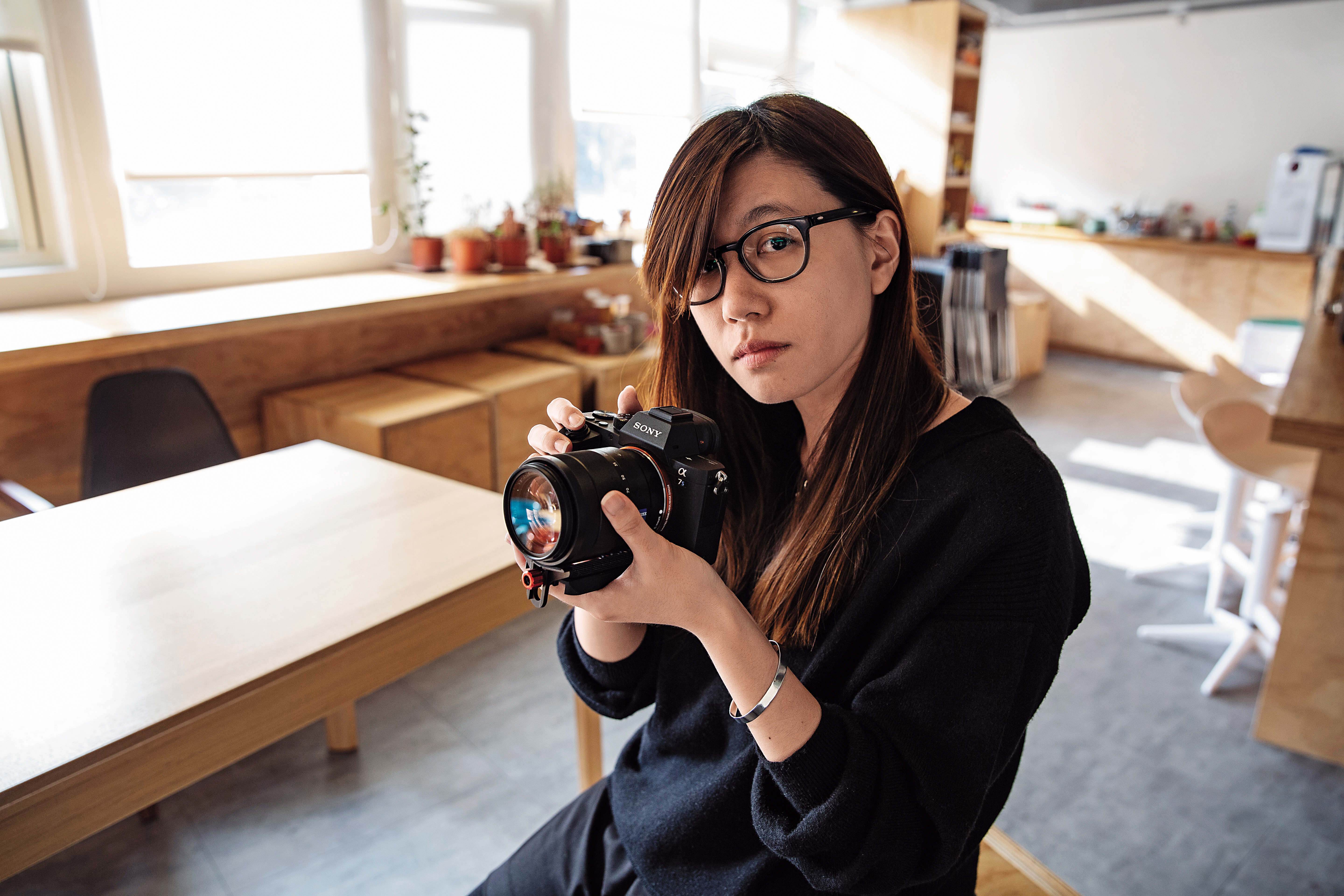 傅榆時常露出迷惘困惑的神情，像是稚氣未脫的少女，如今她的作品將和國際上一百多部紀錄片，共同角逐入圍奧斯卡。