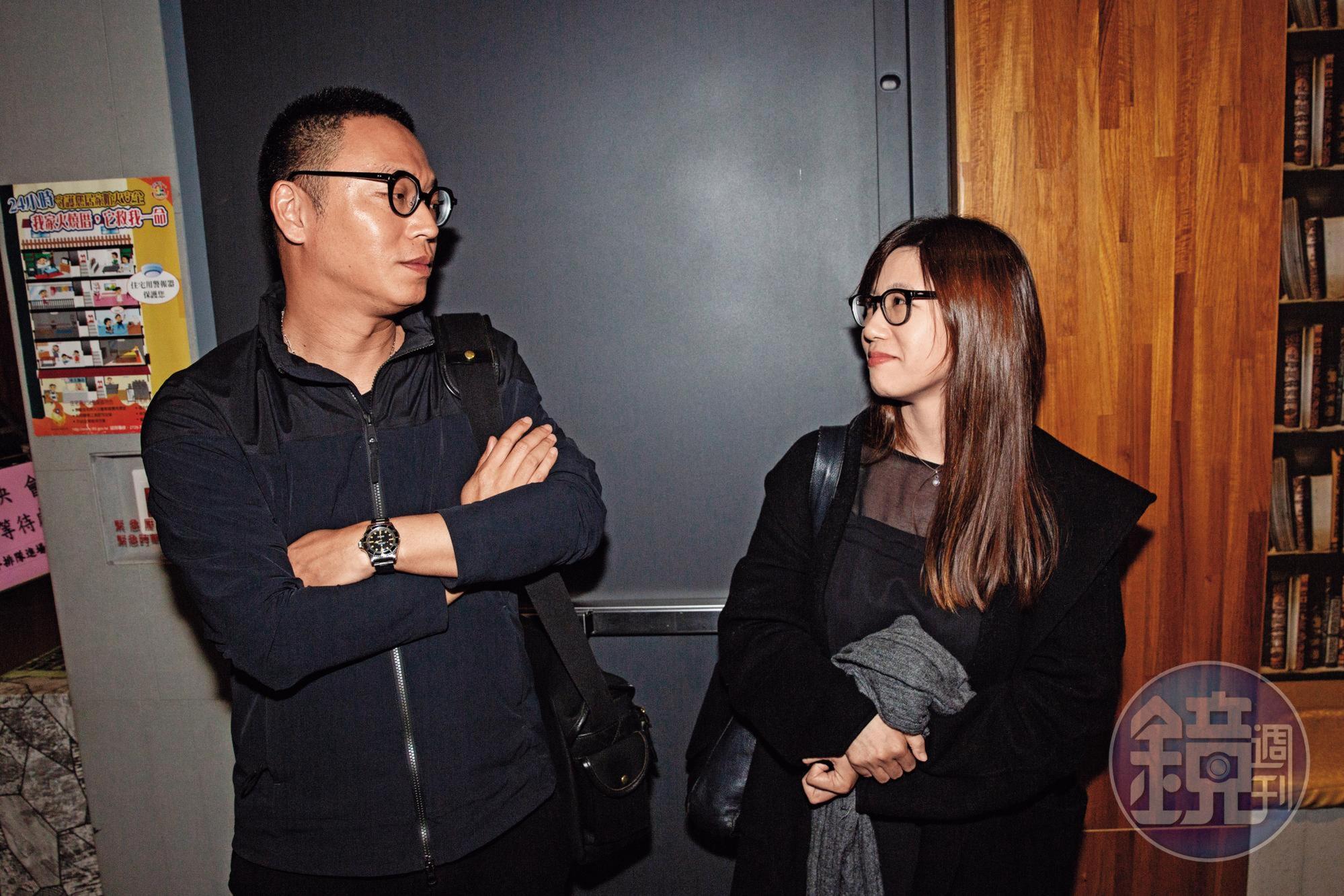紀錄片導演沈可尚（左）給予傅榆（右）不少重要的剪接意見，並不厭其煩地來回討論，堪稱電影幕後的重要功臣。