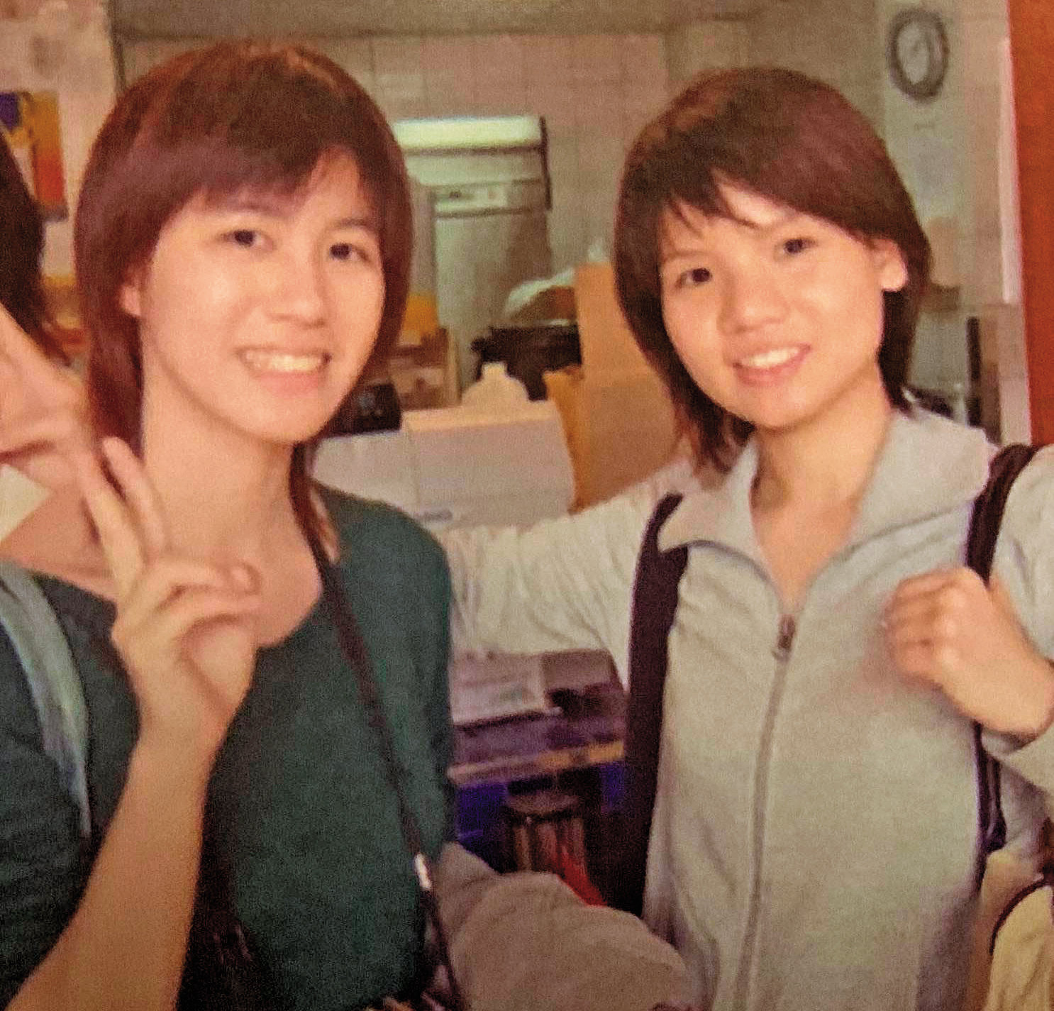 大學時期的傅榆（左）坦承自己對政治相當無知，也很困惑。（傅榆提供）
