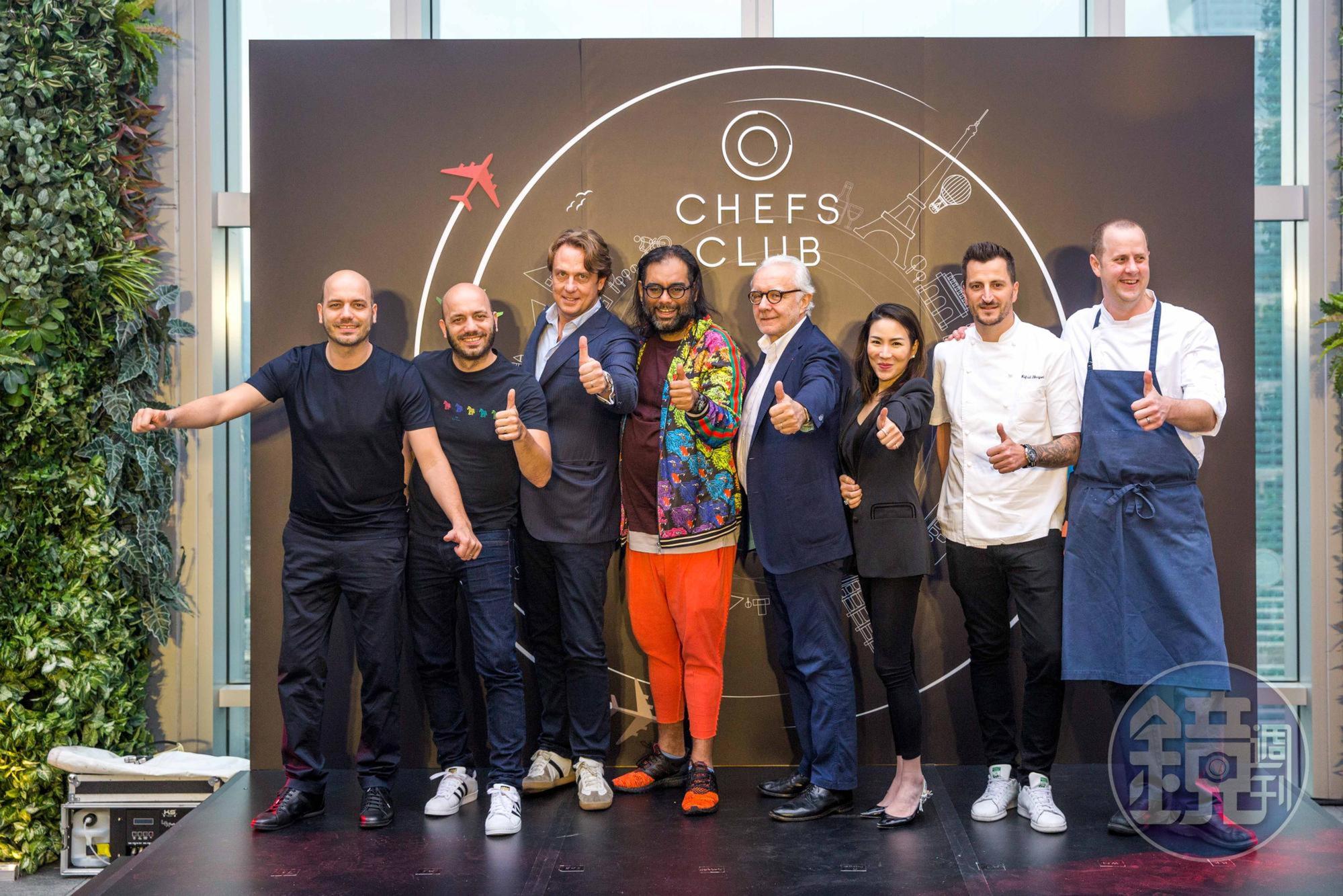 「Chefs Club Taipei」記者會上名廚齊聚一堂，入境隨俗比出大姆哥讚的手勢站台。（由左至右：「Sühring」德國雙胞胎主廚Mathias Sühring、Thomas Sühring、「Chefs Club」創辦人Stephane De Baets、「Gaggan」主廚Gaggan Anand、「法國世紀廚神」Alain Ducasse、Chefs Club亞洲營運總監MJ、杜卡斯得意門生Wilfrid Hocquet、美國名廚Matthew Kirkley。）
