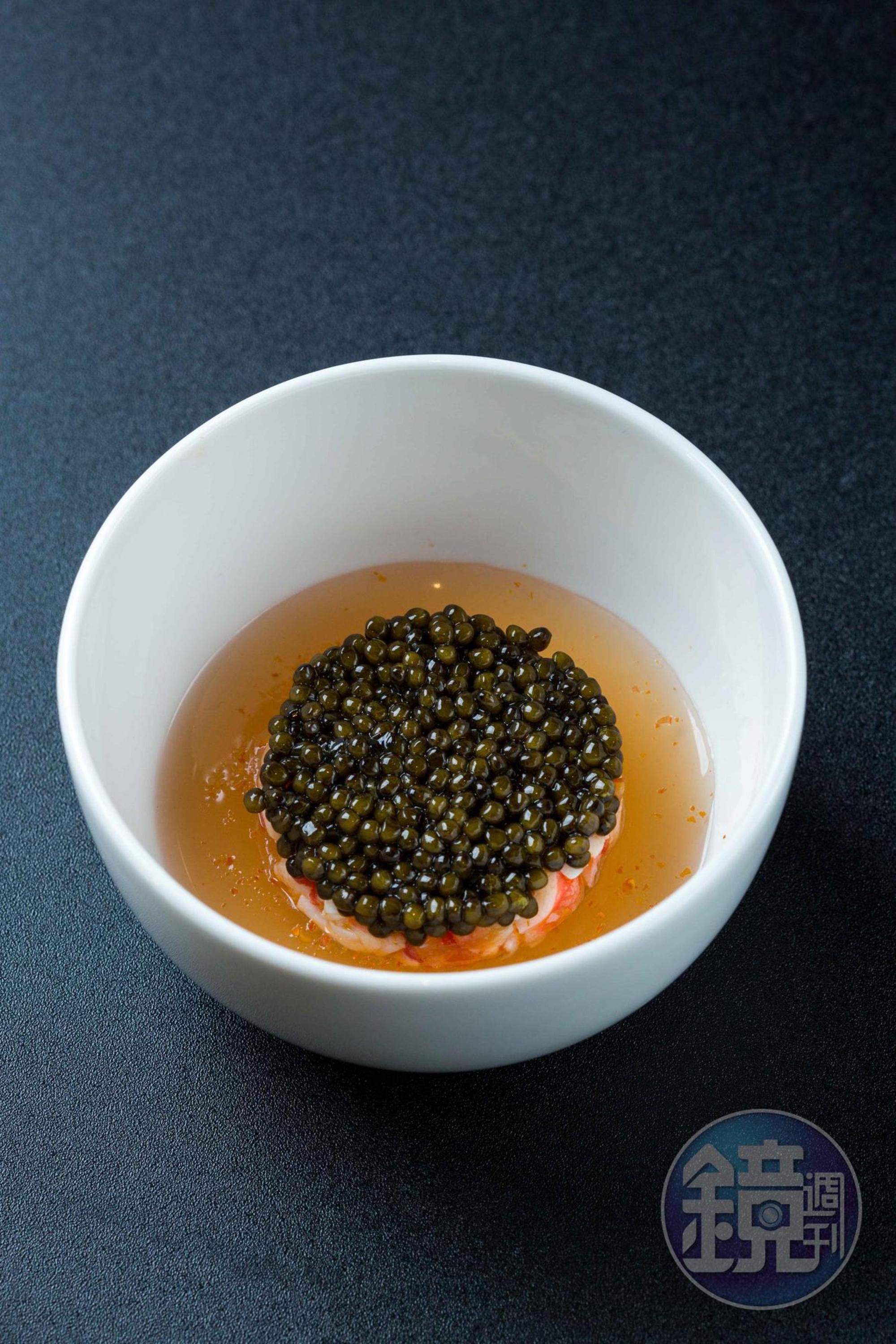 客座餐會菜色，前菜「北海道帝王蟹、蕃茄凍、奧賽嘉魚子醬」以在地食材小番茄和蟹肉製成凍，再鋪滿魚子醬，滋味微辣。