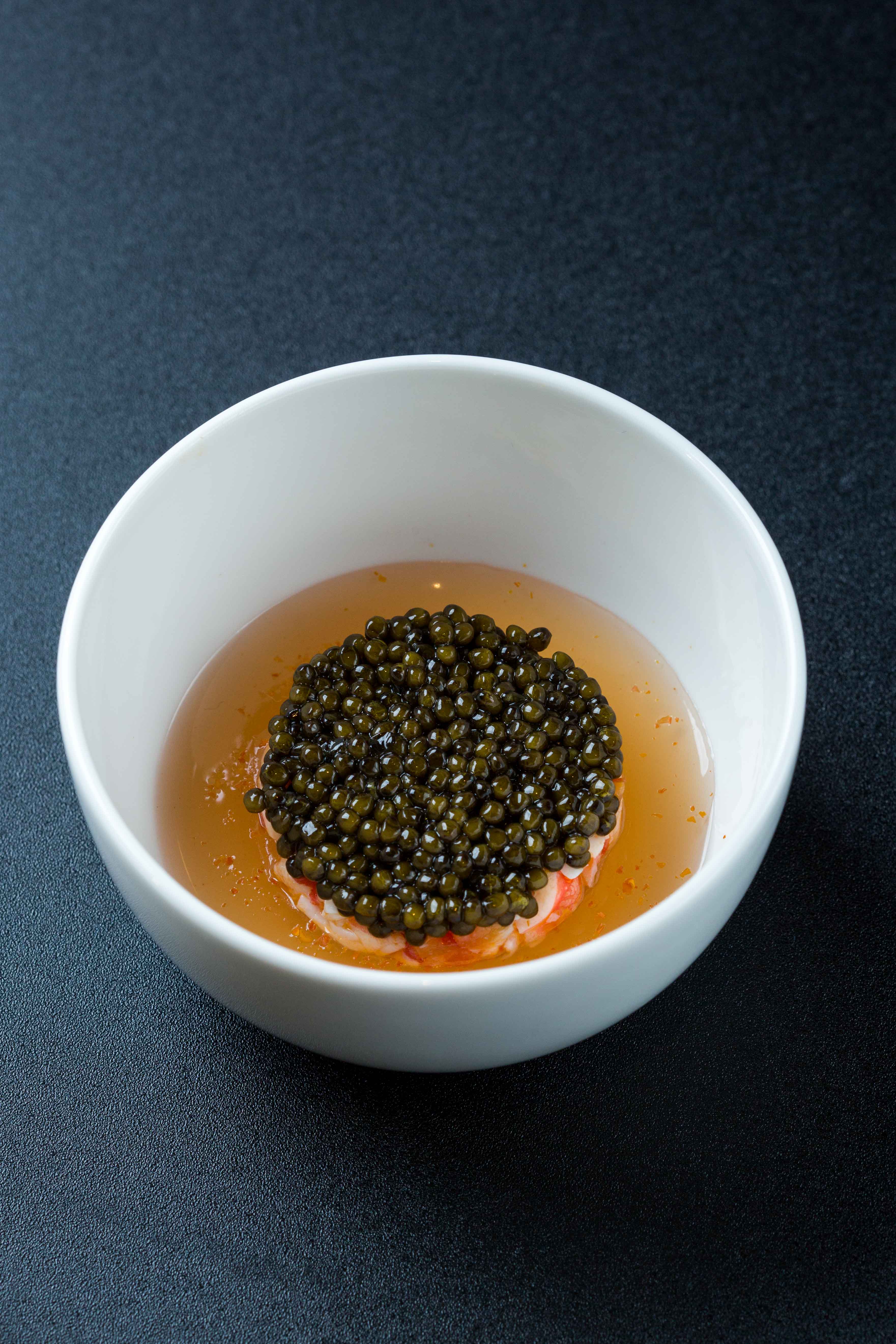 客座餐會菜色，前菜「北海道帝王蟹、蕃茄凍、奧賽嘉魚子醬」以在地食材小番茄和蟹肉製成凍，再鋪滿魚子醬，滋味微辣。