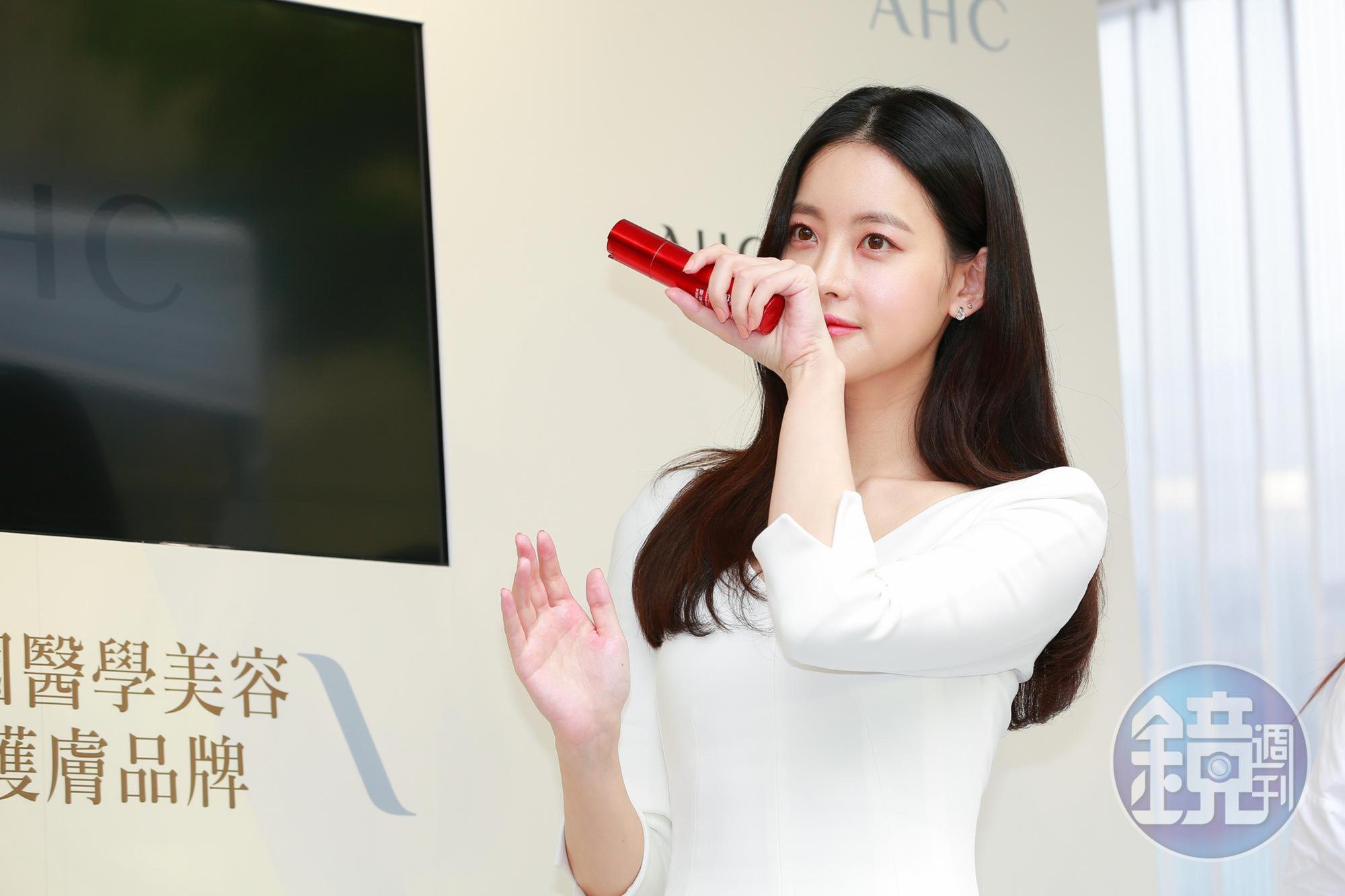韓國女星吳漣序現場示範保養品,試擦在手上聞香味。