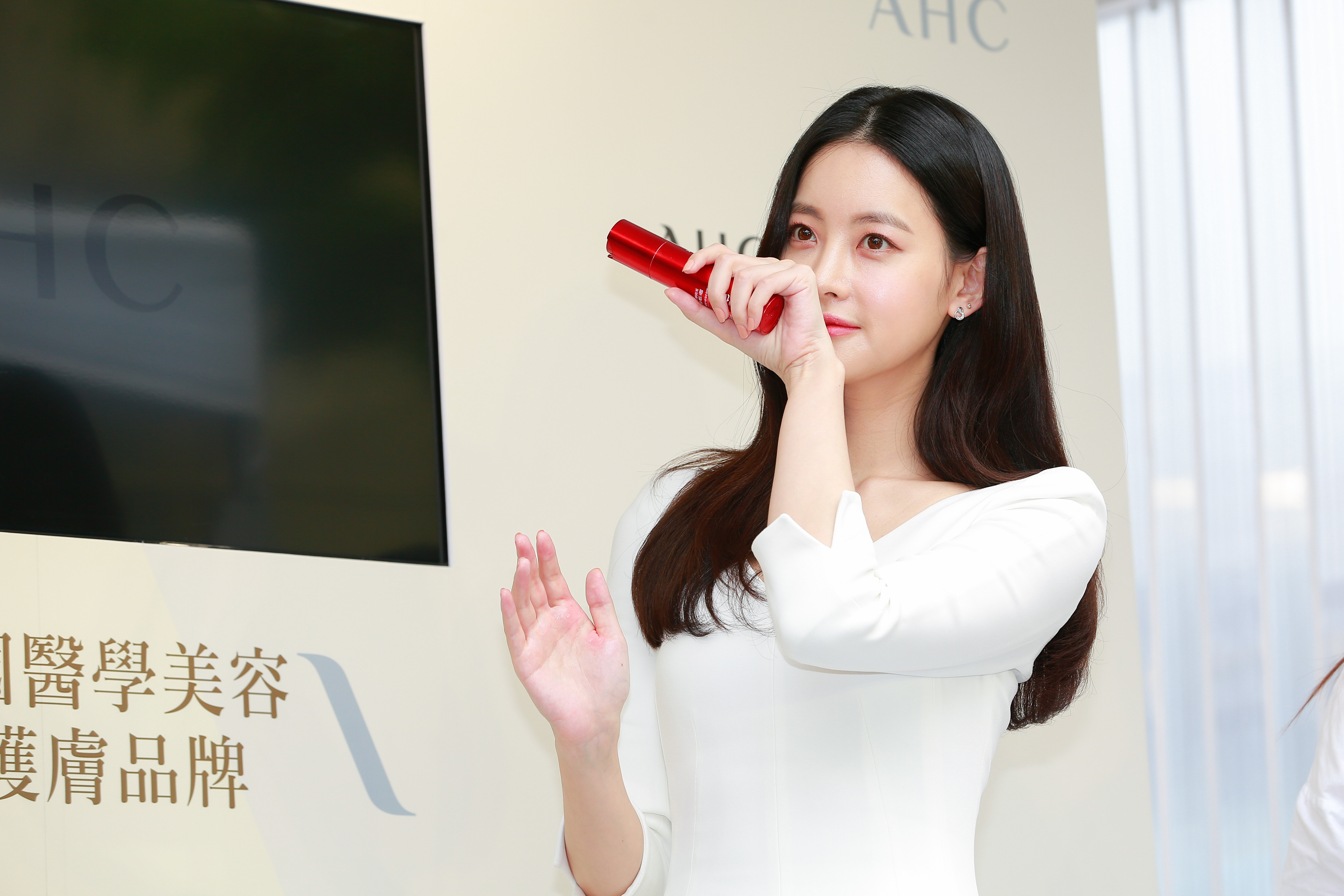 韓國女星吳漣序現場示範保養品，試擦在手上聞香味。