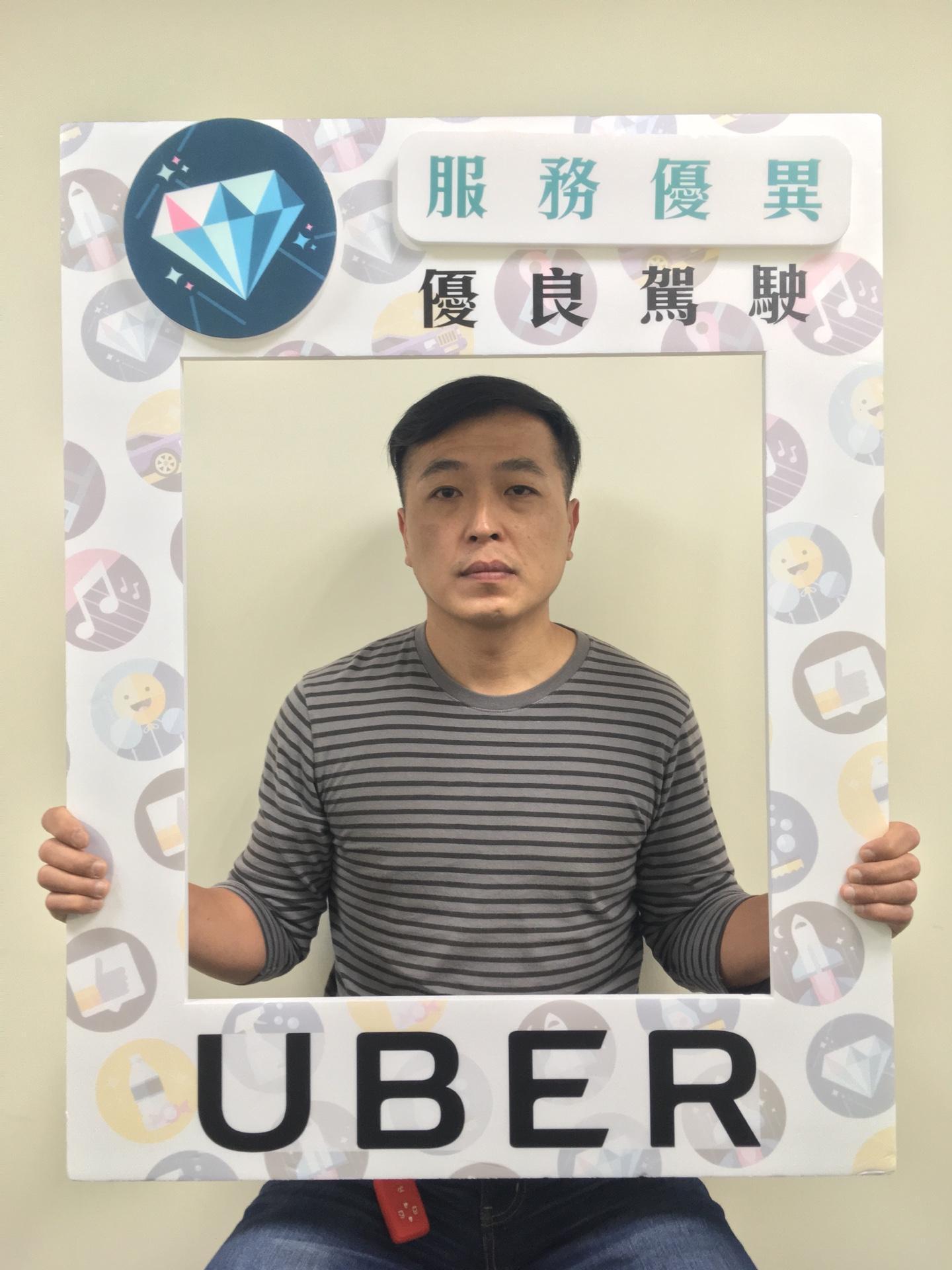 張居財加入Uber第6個月就拿到優良駕駛肯定,對他來說是莫大鼓勵。(張居財提供)