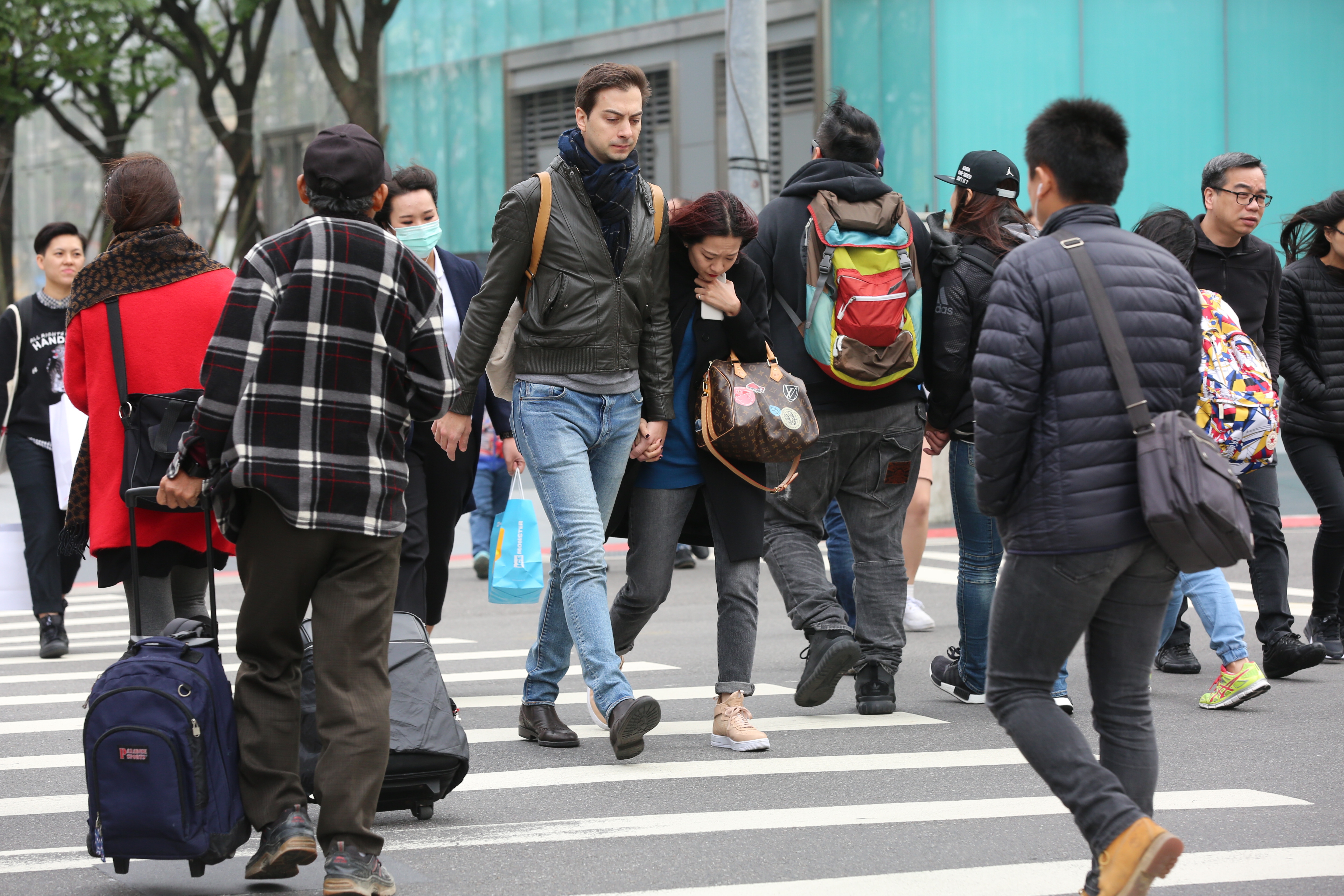 今天台灣北部和東部的天氣仍然不太穩定，早晚還是有點涼意。