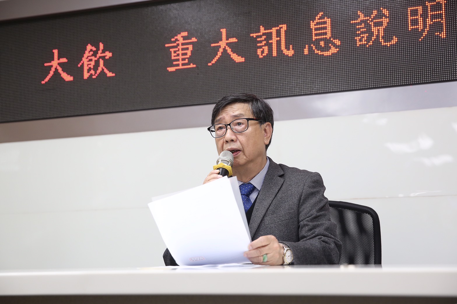 大飲代理發言人洪松輝3日上午再開重訊說明，但對於記者提問卻跳針說不清。