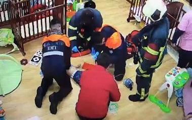 警消替男嬰進行CPR。（翻攝畫面）