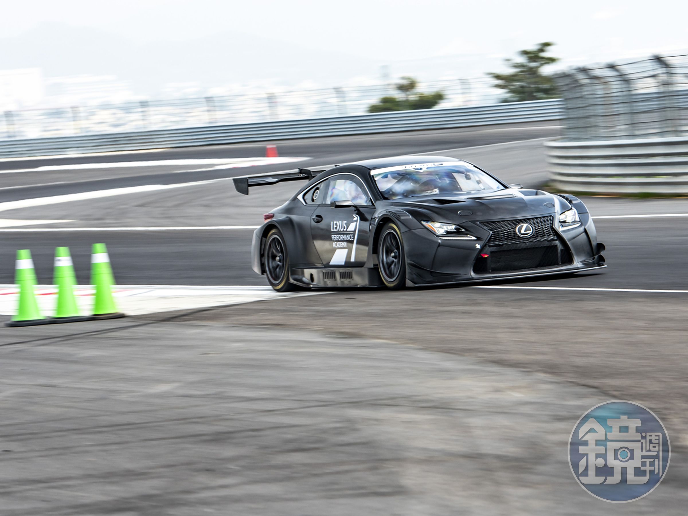 吉本大樹駕駛RC F GT3原廠賽車載著與會來賓同乘，進行HOT LAP體驗。
