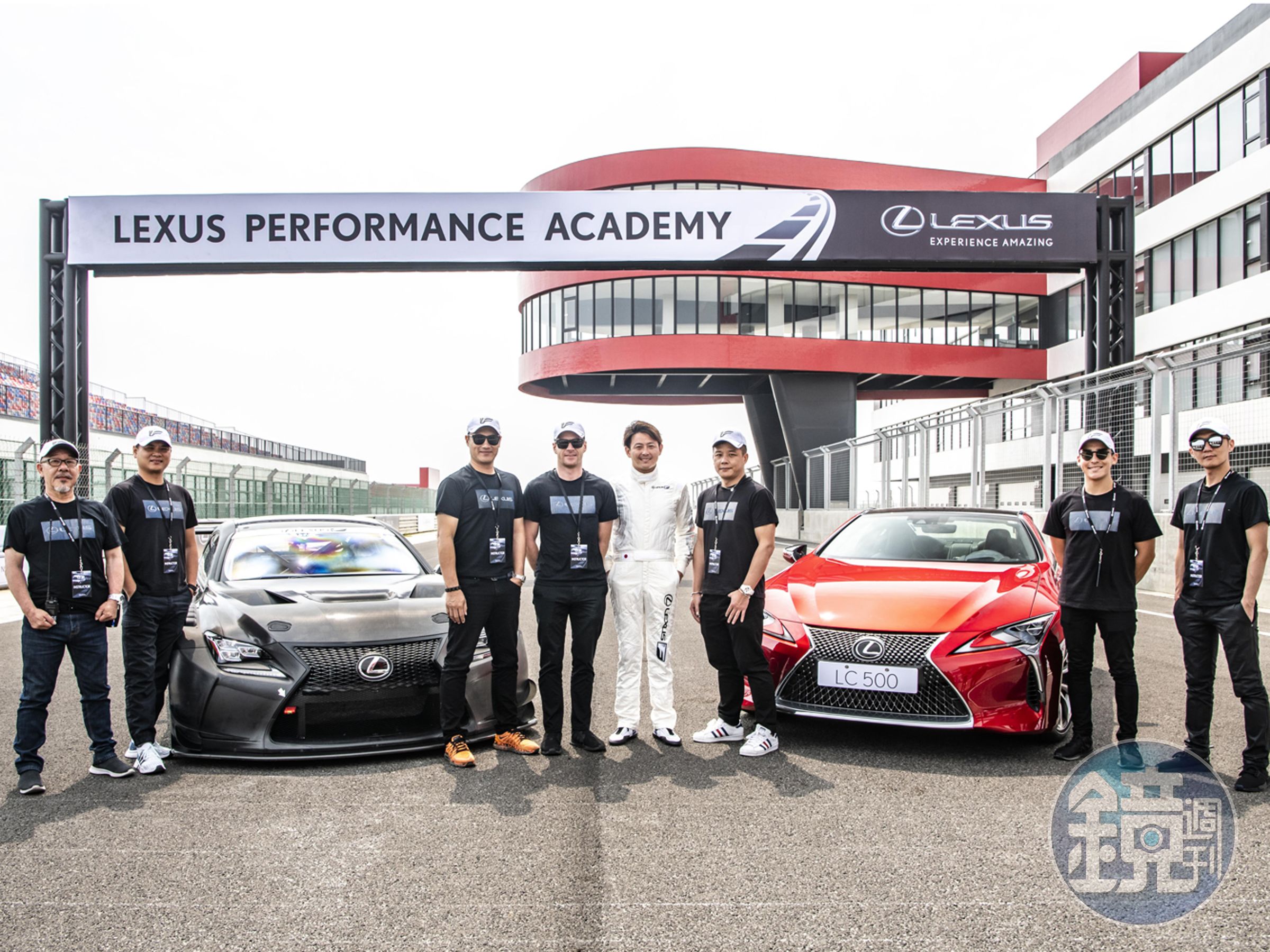 現役SUPER GT冠軍車手、搖滾歌手「吉本大樹」（圖中著白色連身服）率領LEXUS Performance Academy教練團。