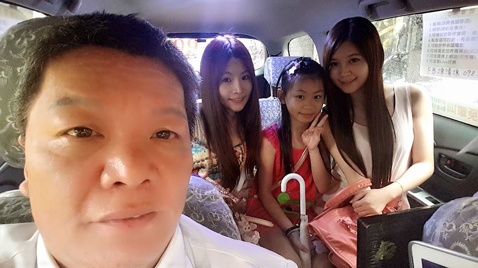 作風惹議的直播網紅「K歌運匠」涂清涼，因紅線違停再戰警方與UBER。（警方提供）