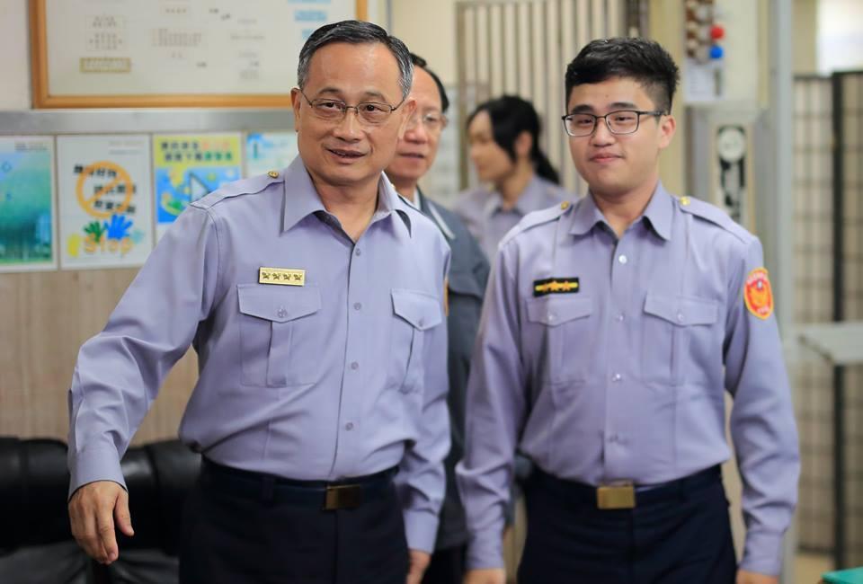 警政署陳署長家欽親自趕往三張犁派出所鼓勵執法同仁並「支持提告」。（翻攝自NPA 署長室）