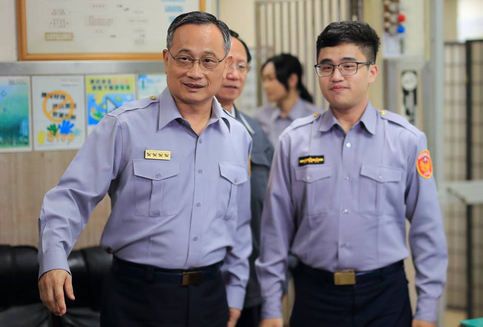 警政署陳署長家欽親自趕往三張犁派出所鼓勵執法同仁並「支持提告」。（翻攝自NPA 署長室）