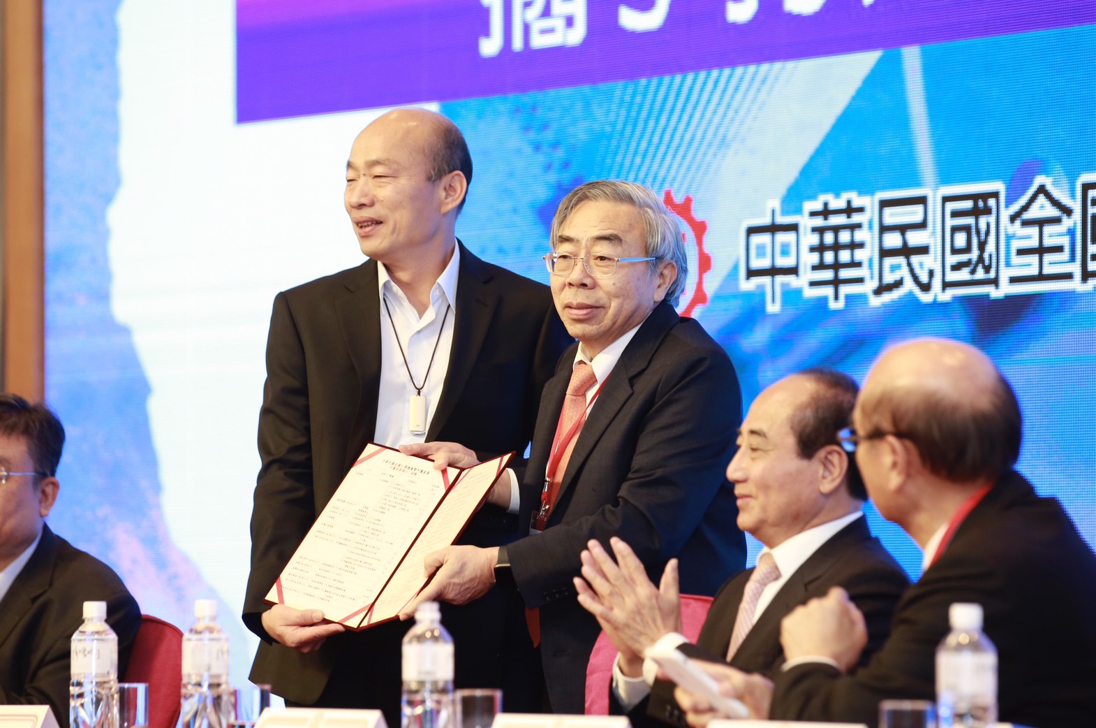 王文淵上午宣布，未來將帶領企業投資高雄2000億元以上。