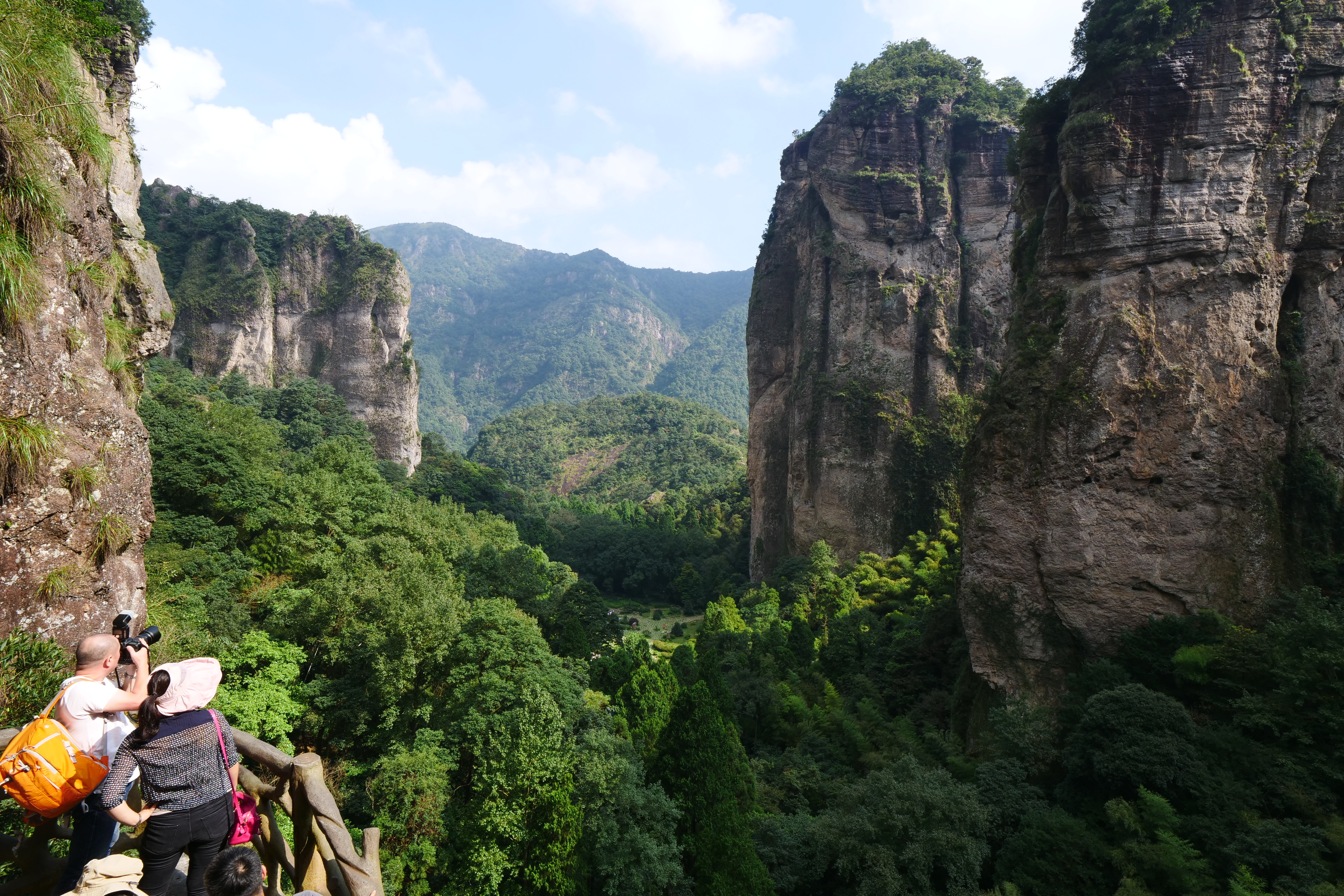 雁蕩山奇峰怪石多，相傳是五億年前火山活動形成的，被中國官方指定為5A級景區。