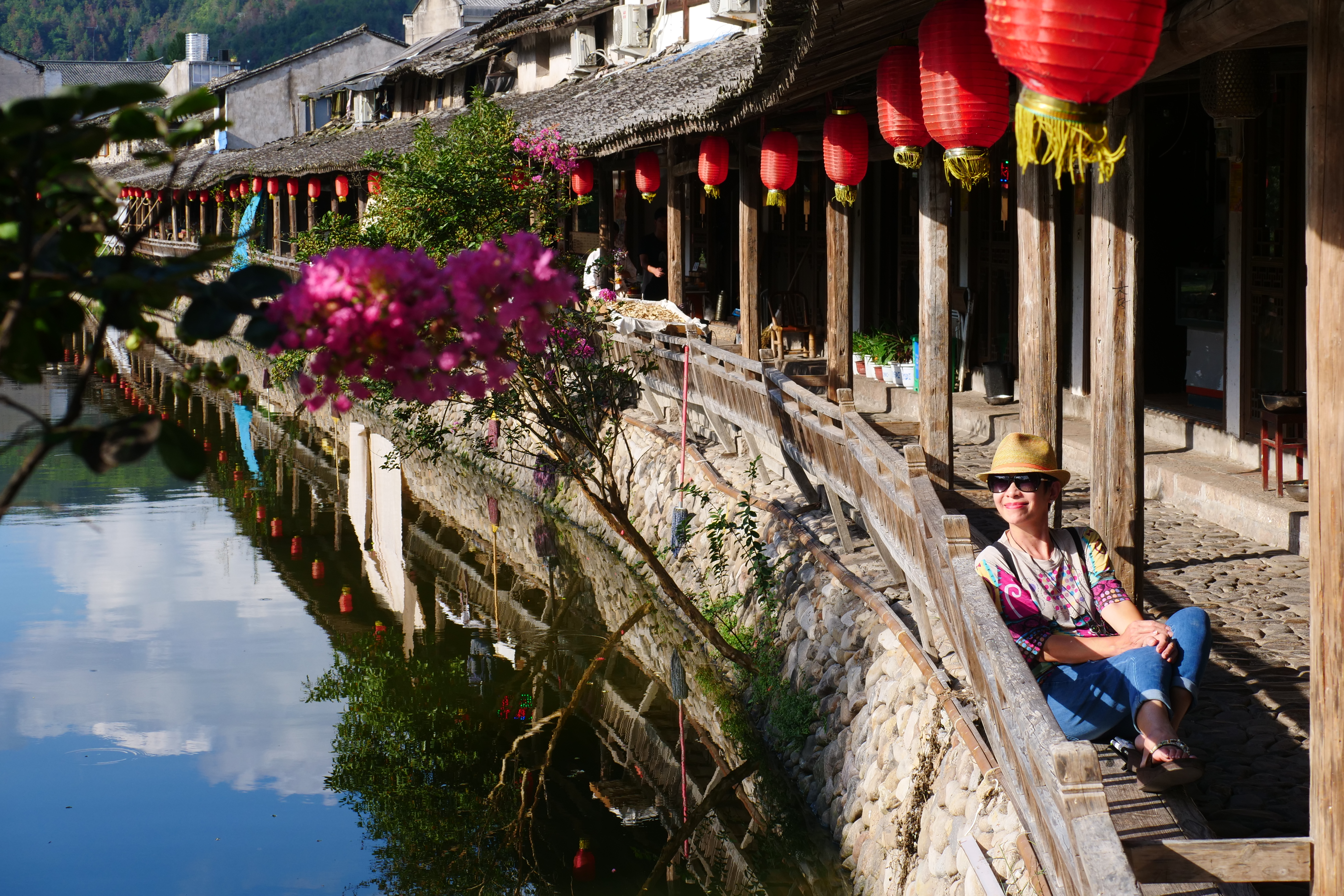 遊麗水古街不妨偷師旅遊達人李秀媛，閒坐美人靠旁，享受秋陽美景。