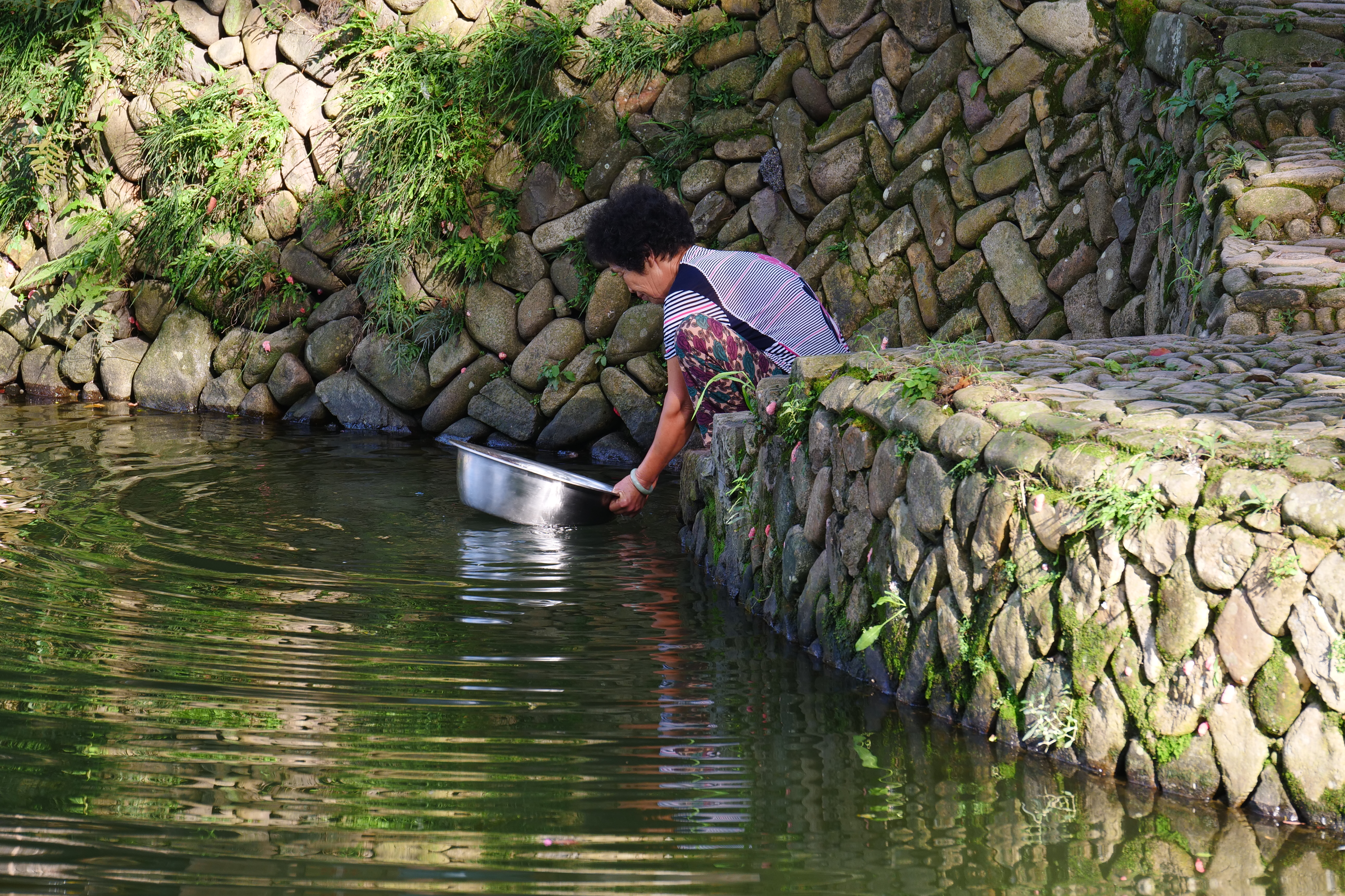 麗水老街仍保有很慢的古早生活樣貌，常可見居民在水邊浣衣洗菜。