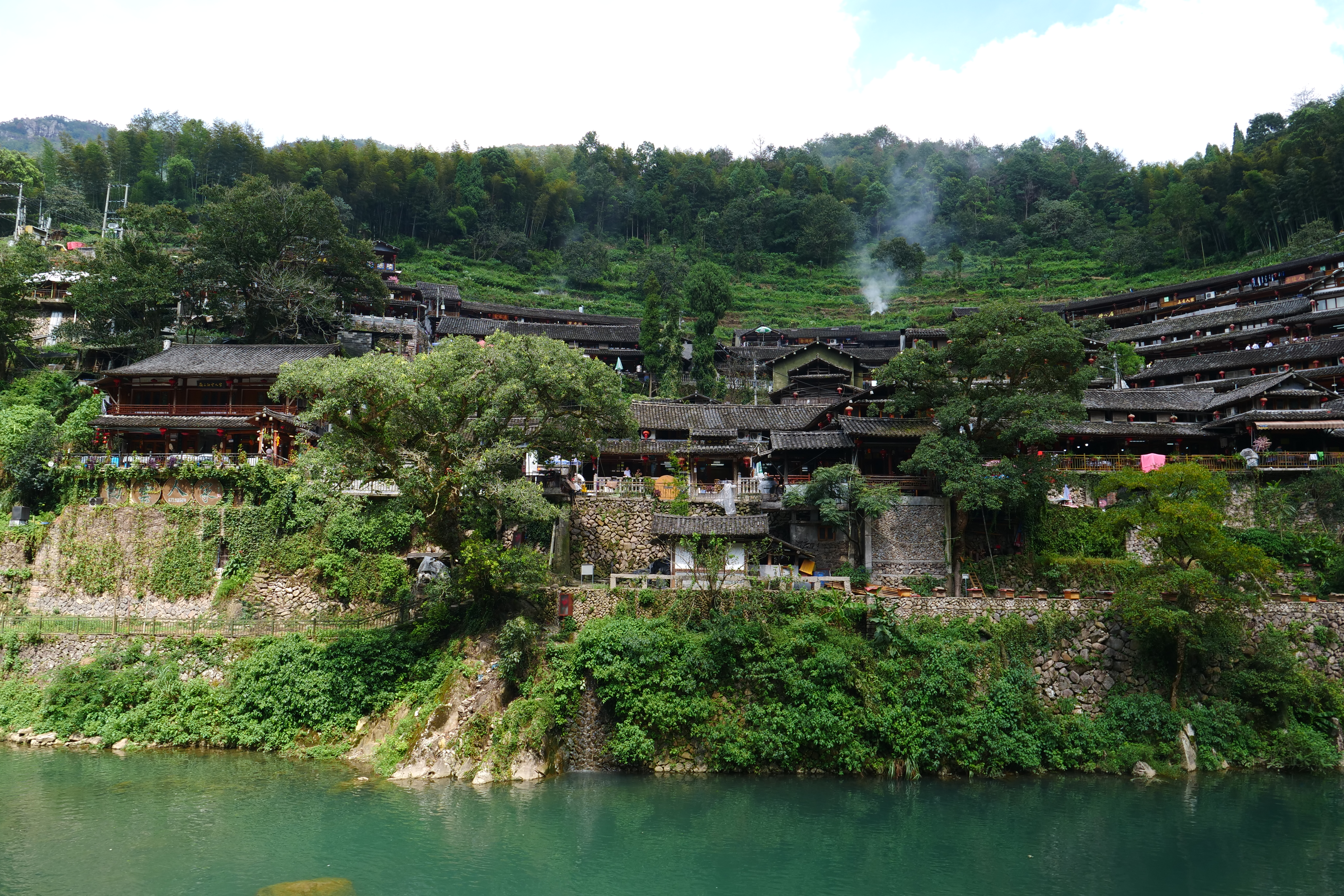 沿山壁建起的階梯狀村寨，正飄起屢屢炊煙。
