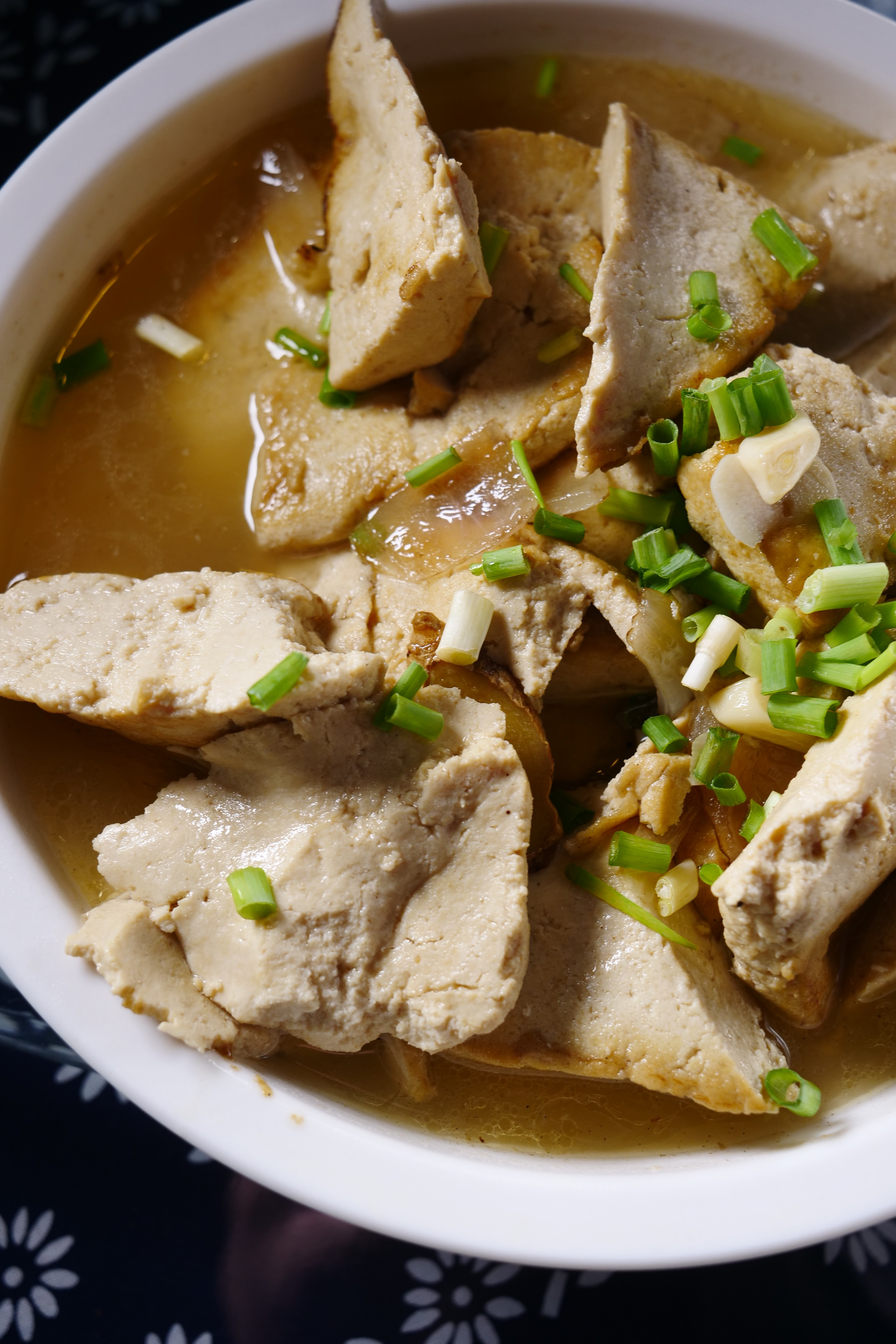 自家製的「楠溪豆腐」燒成麻油湯口味，暖了肚腸。
