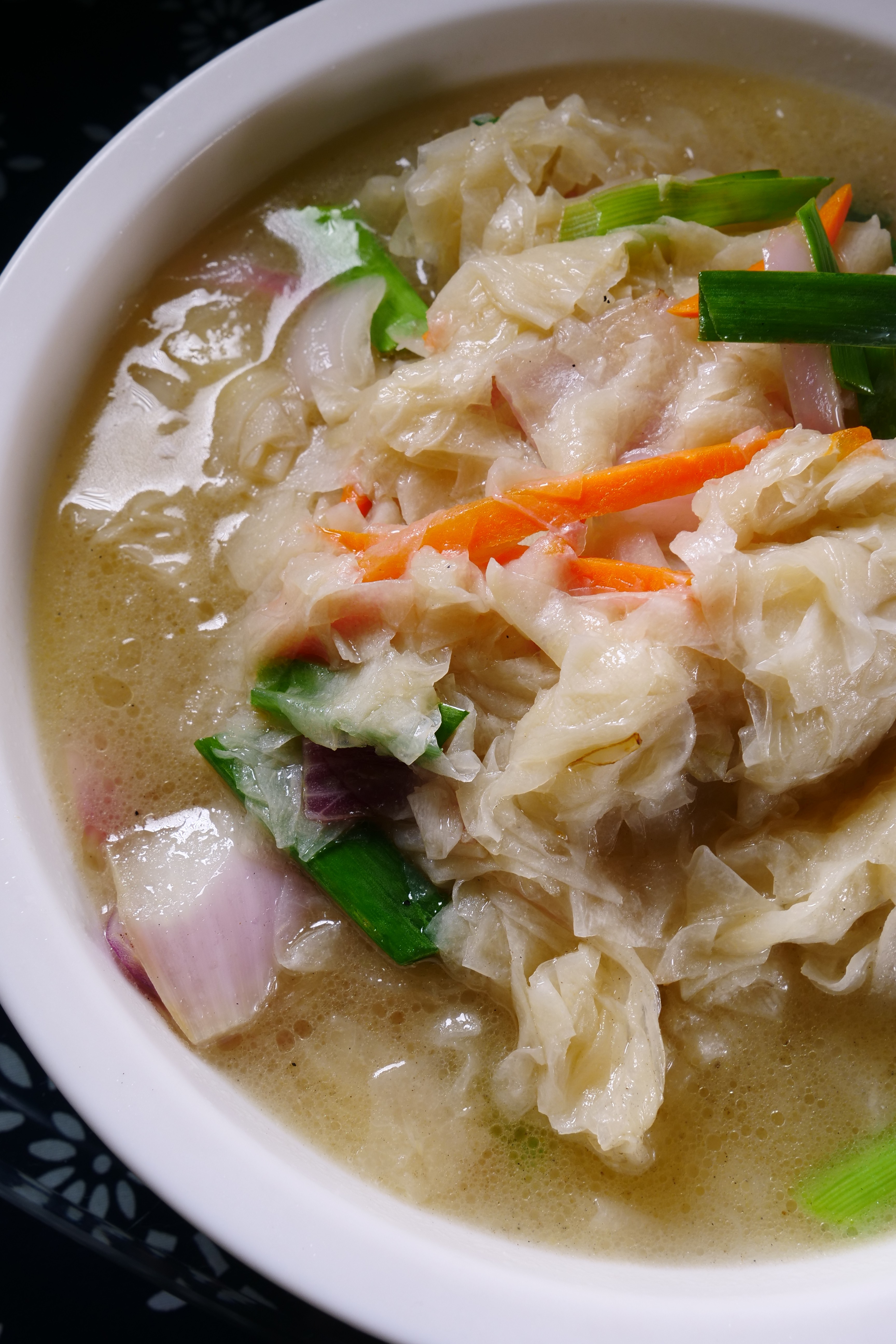 自家醃的「滷高麗菜」簡單一燒，酸爽開胃。