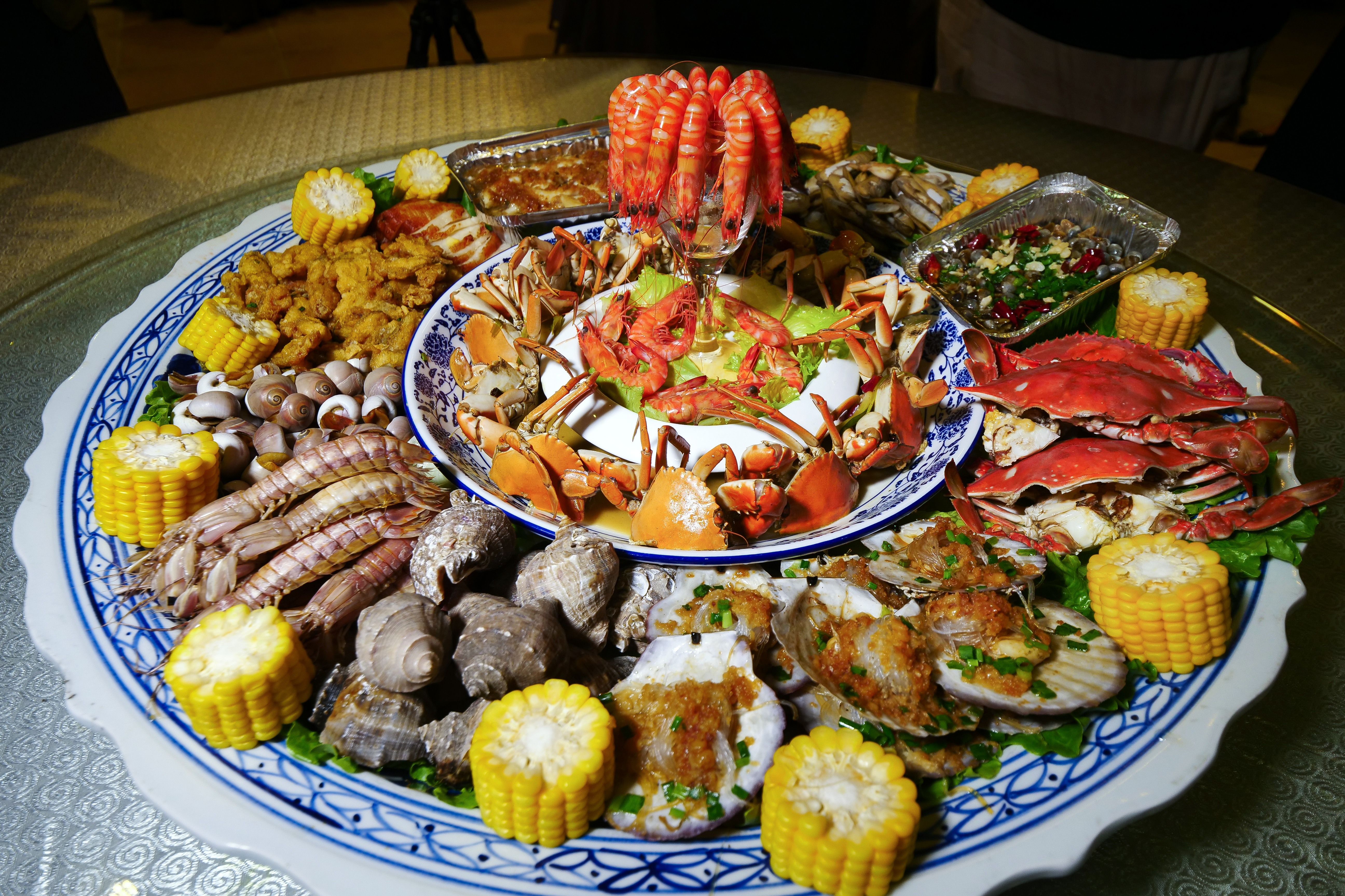 「土豪宴」有十餘種海鮮，用手抓著吃，不用在乎形象。