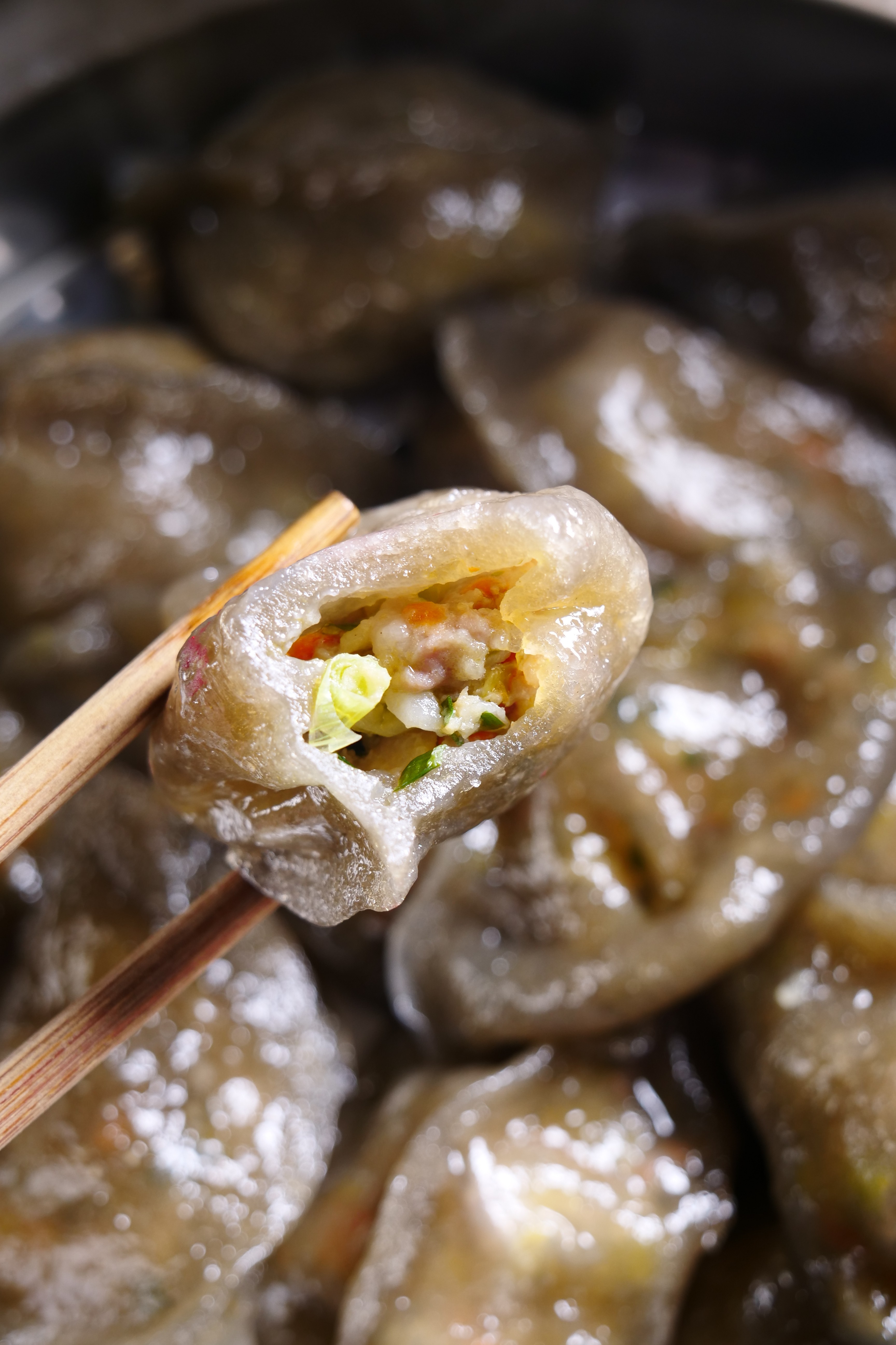 「錦粉餃」就像咱們的水晶餃，外皮是紅薯澱粉製成，Q勁十足。