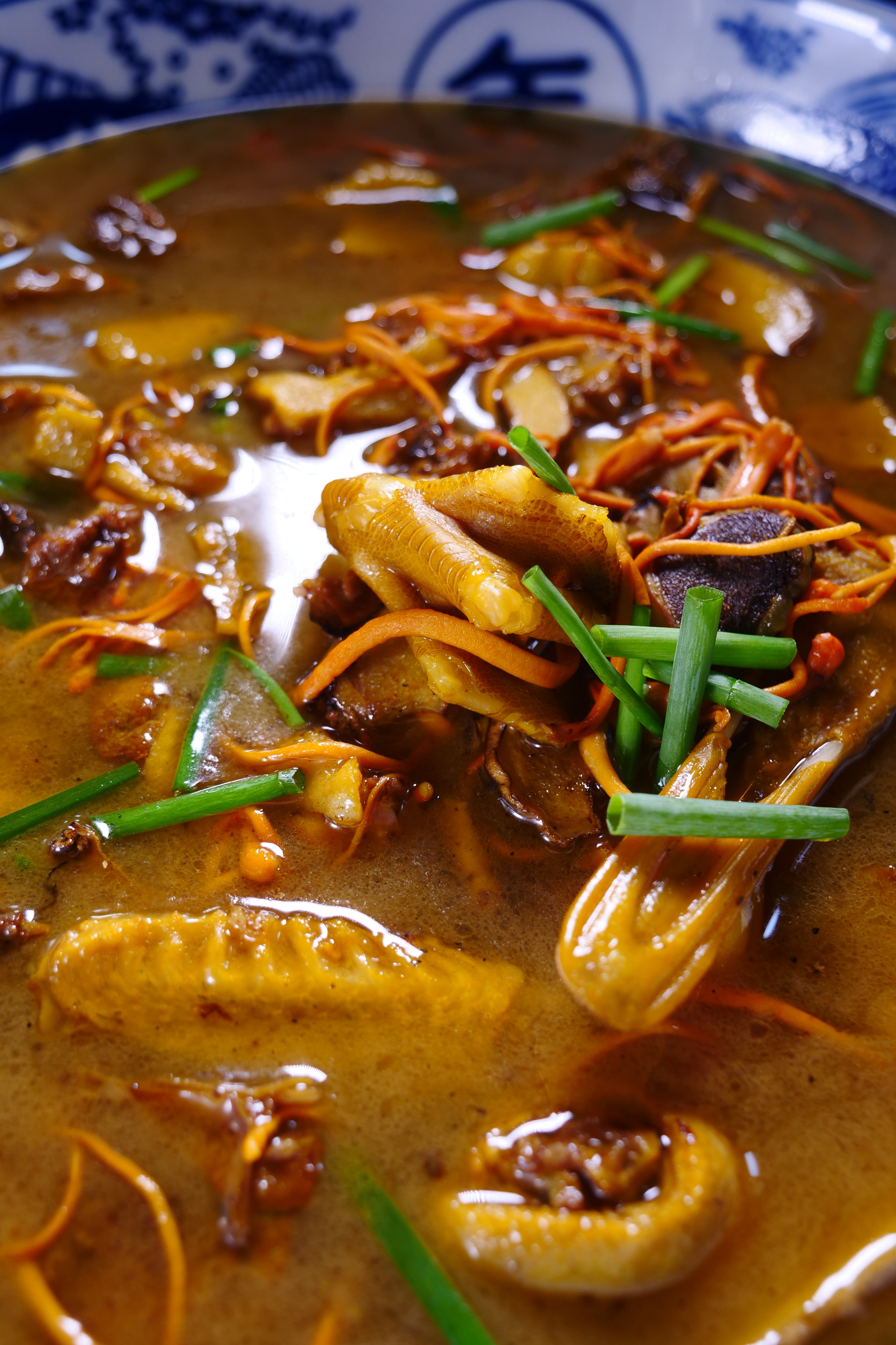 「水鴨蟲草花」選的鴨肉部位雖然骨多肉少，卻鮮甘耐啃。
