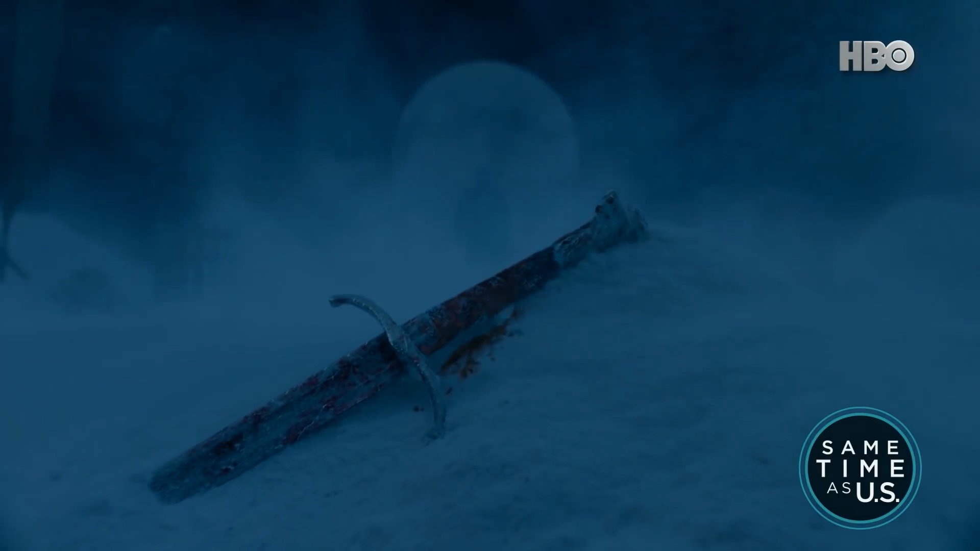 雪諾的佩劍插在雪地,劍柄還在滴血,讓人有不祥的預感。(翻攝自預告)