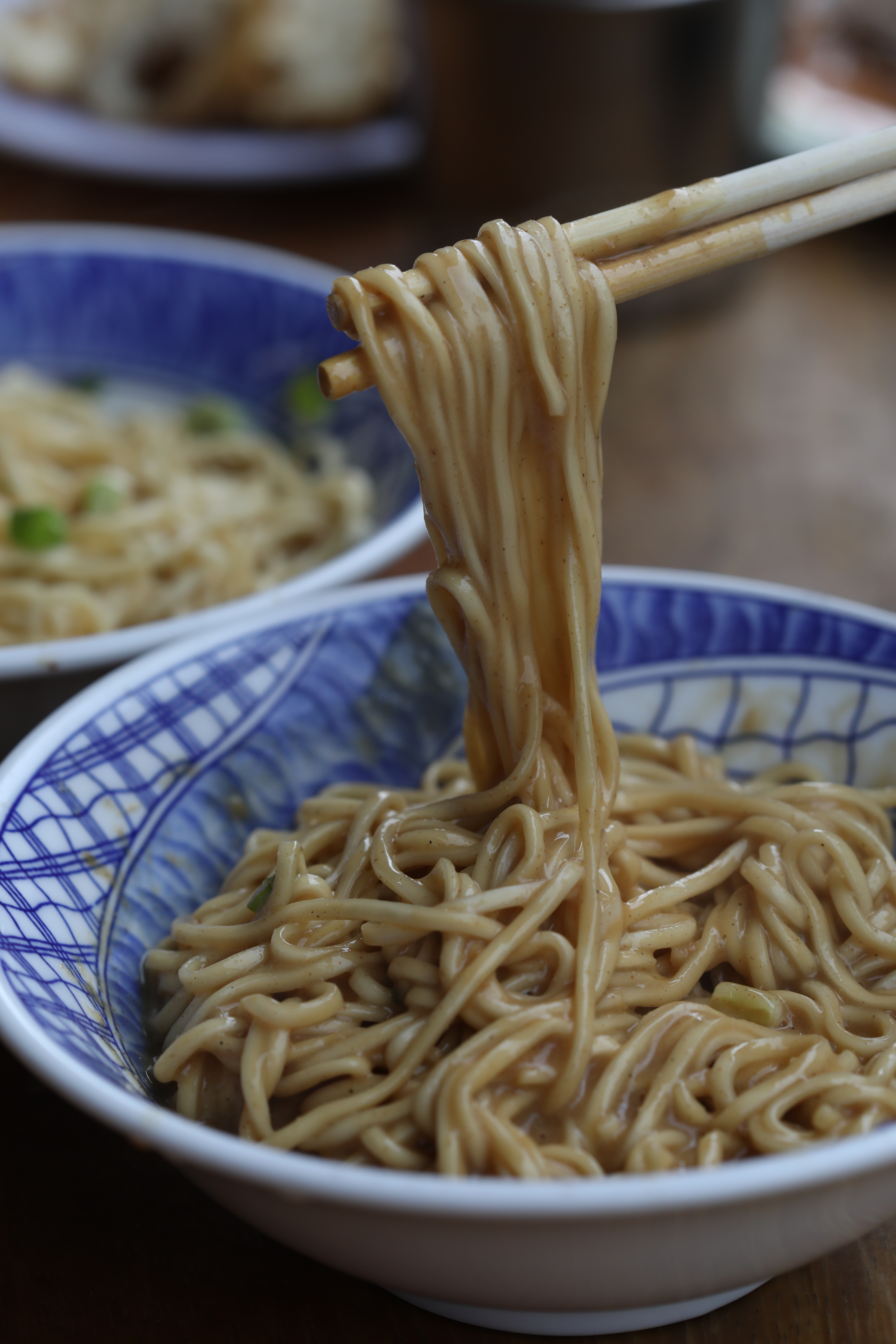 火生的「麻醬乾麵」，麻醬質地濕潤，可均勻拌開。（25元／小碗）