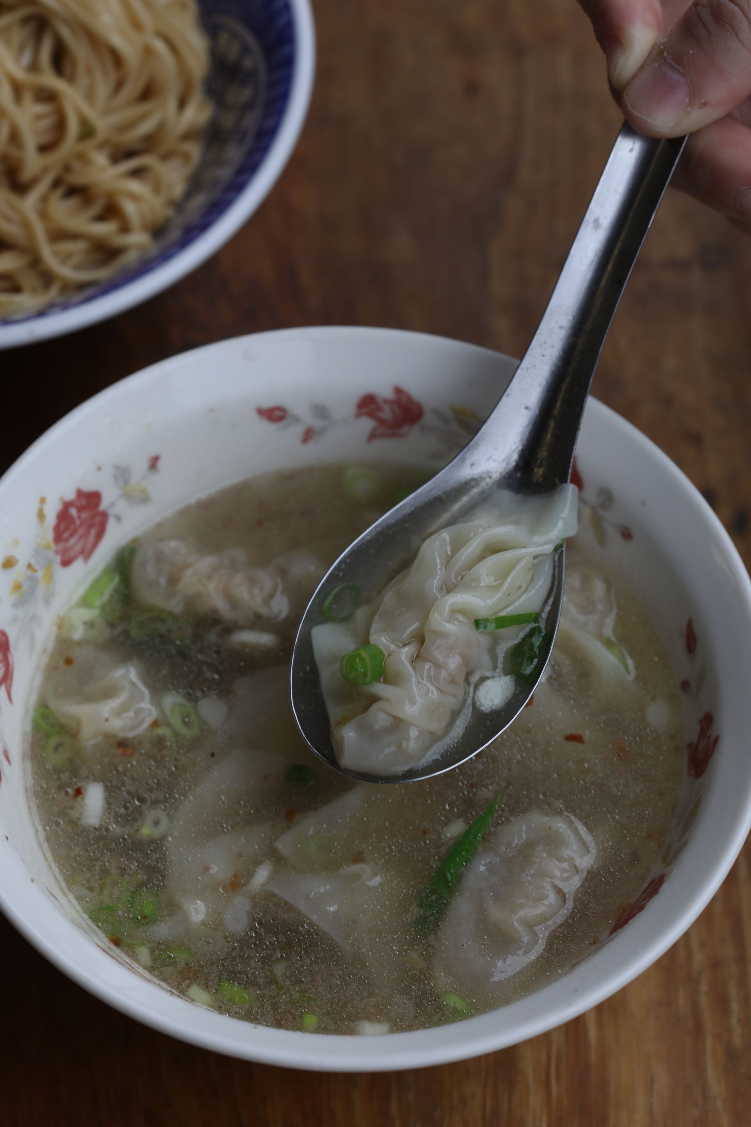 「餛飩湯」用溫體豬肉做餡，肉香有味。（25元／小碗）