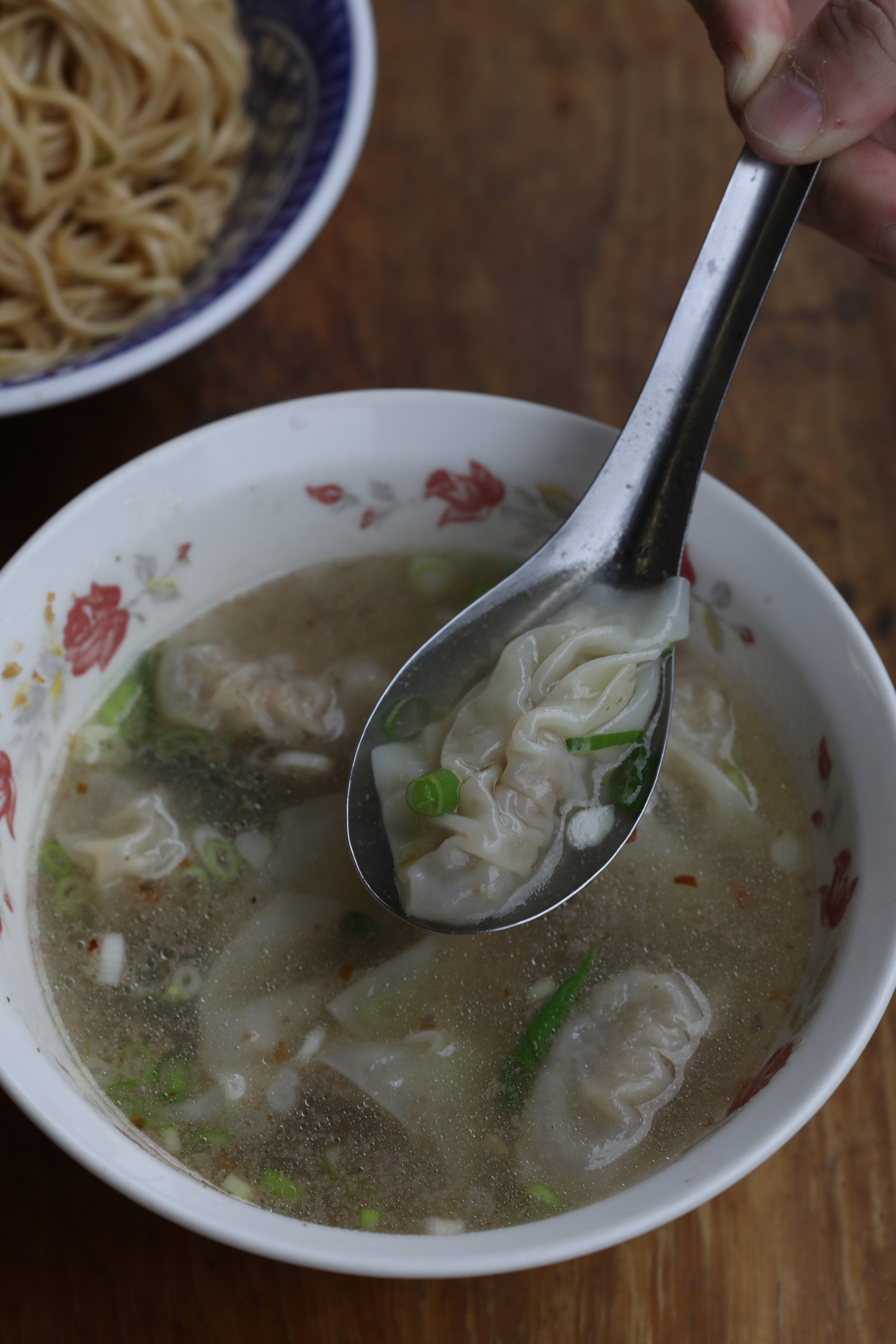 「餛飩湯」用溫體豬肉做餡，肉香有味。（25元／小碗）