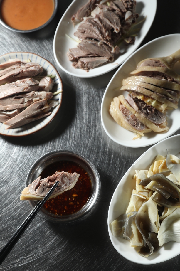 在「正雄小吃部」切滿一桌小菜不傷荷包。（右上「豬頭肉」、右下「沙魚皮」，左上「豬舌」，皆50元／份，右中「鴨肉」秤重計價，140元／1斤，圖示約60元／份）
